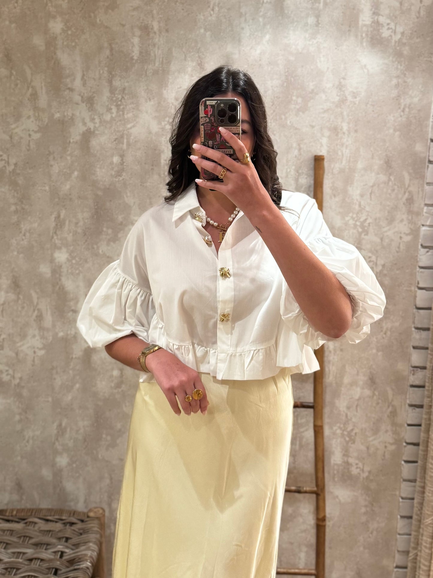 Camisa con volantes y botones dorados