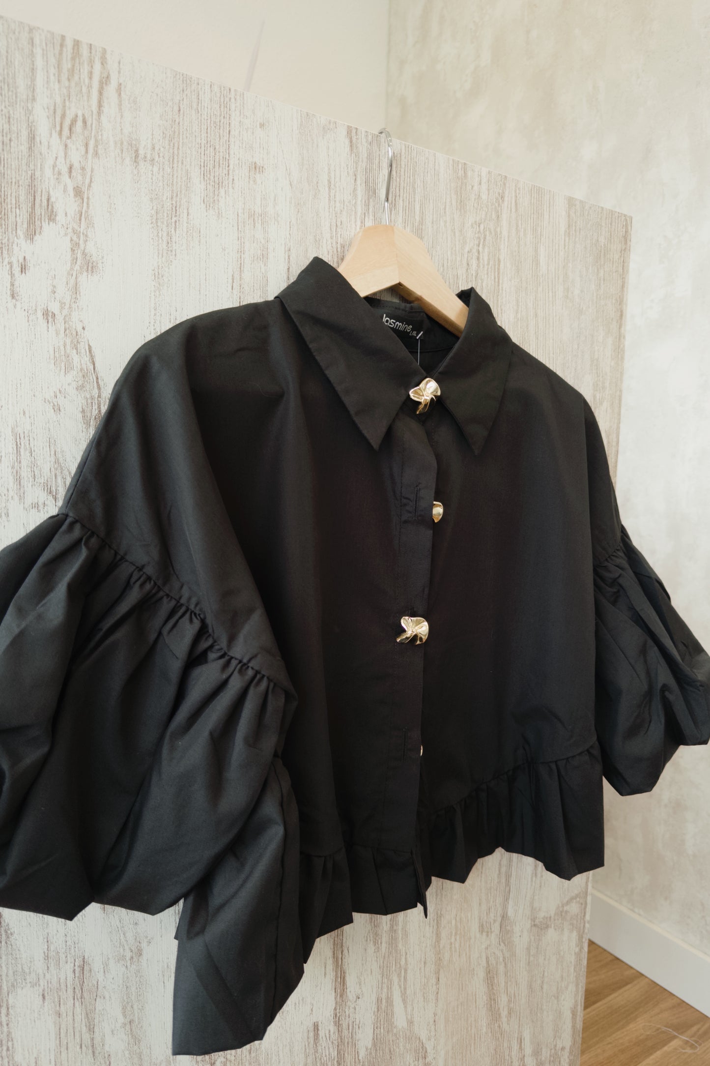 Camisa con volantes y botones dorados