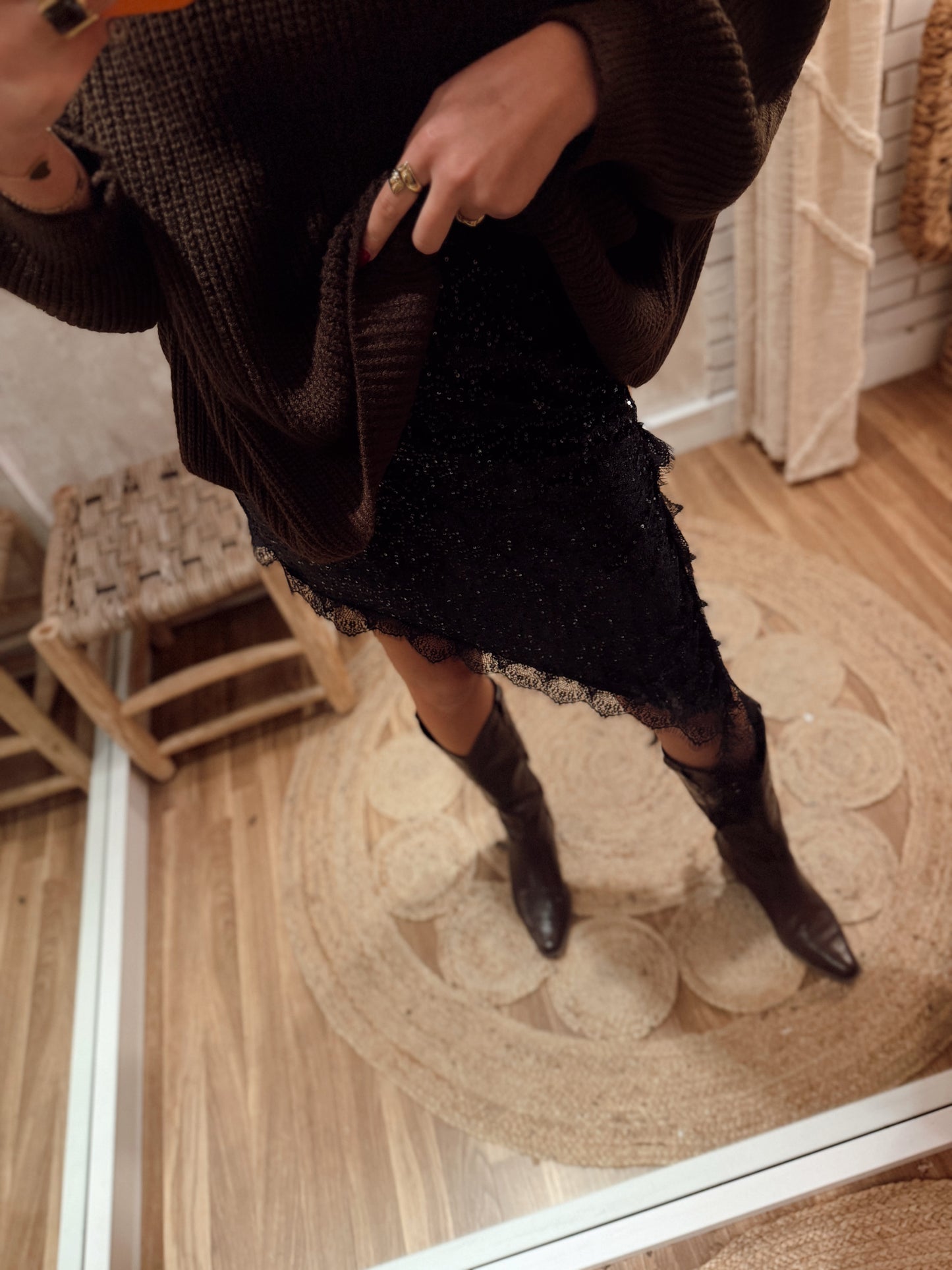 Saia de Lantejoulas com Efeito Assimétrico e Renda