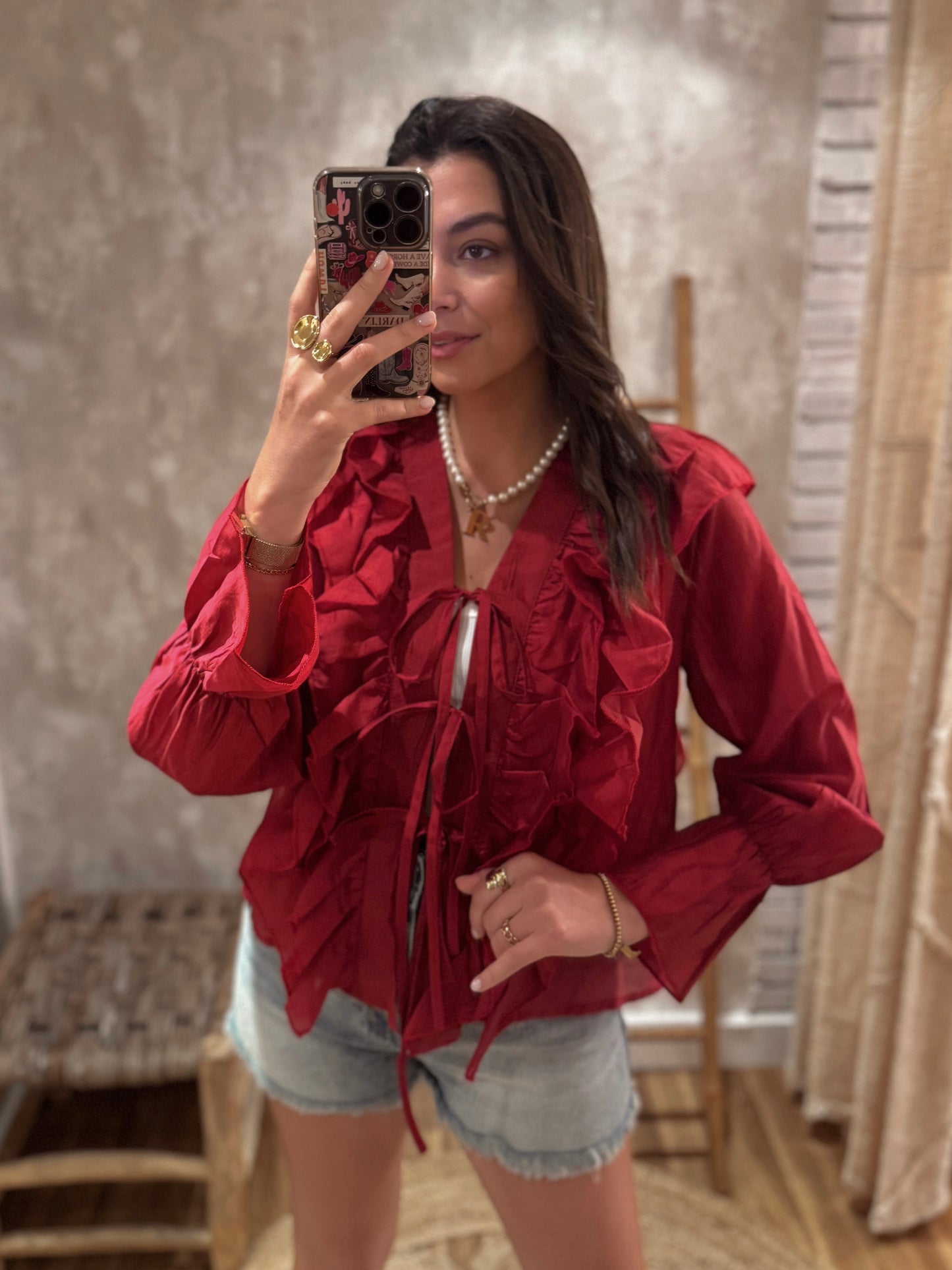 Blusa de seda transparente com atilhos e folhos