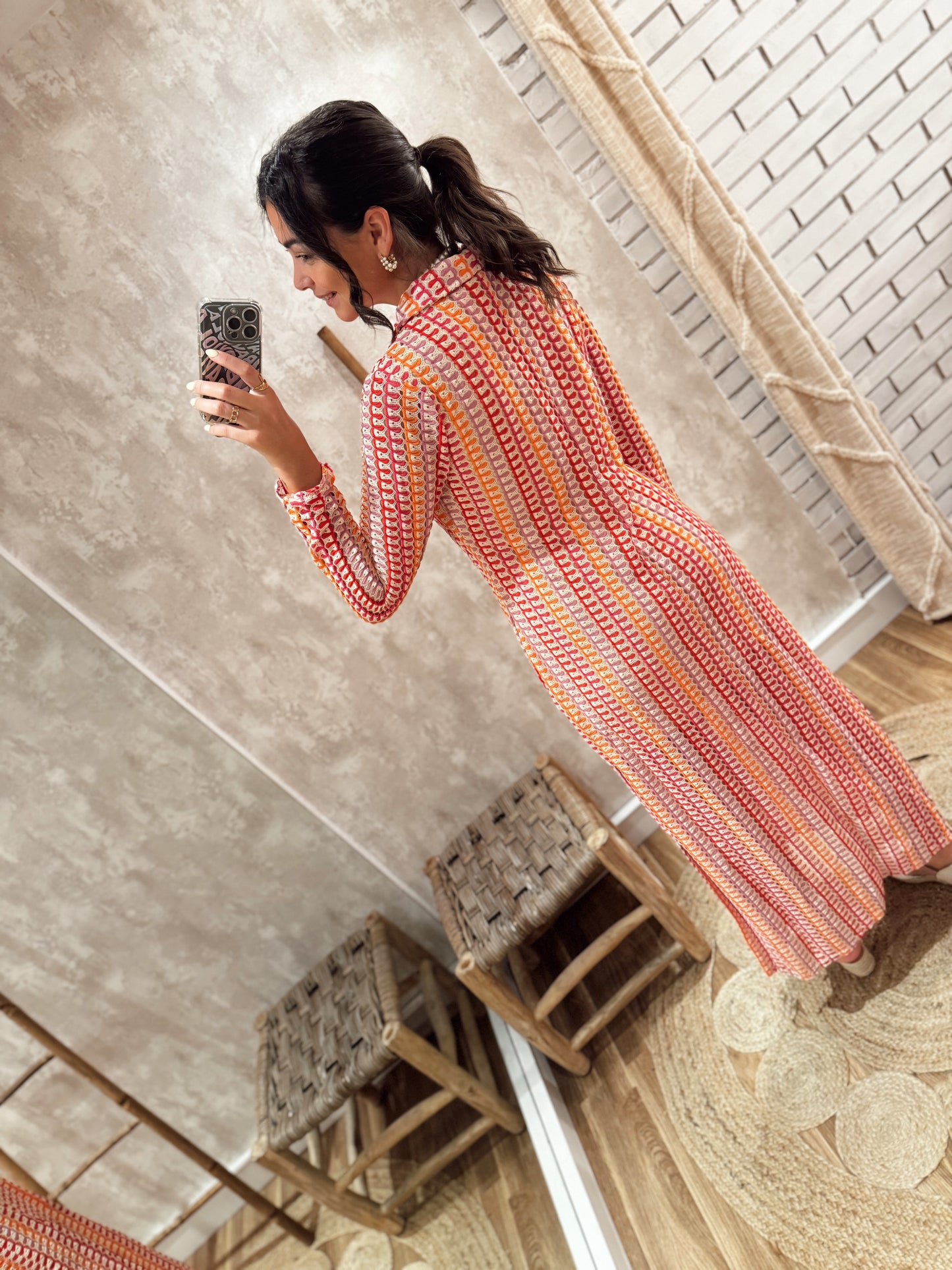 Vestido em croché com manga comprida e decote estilo polo