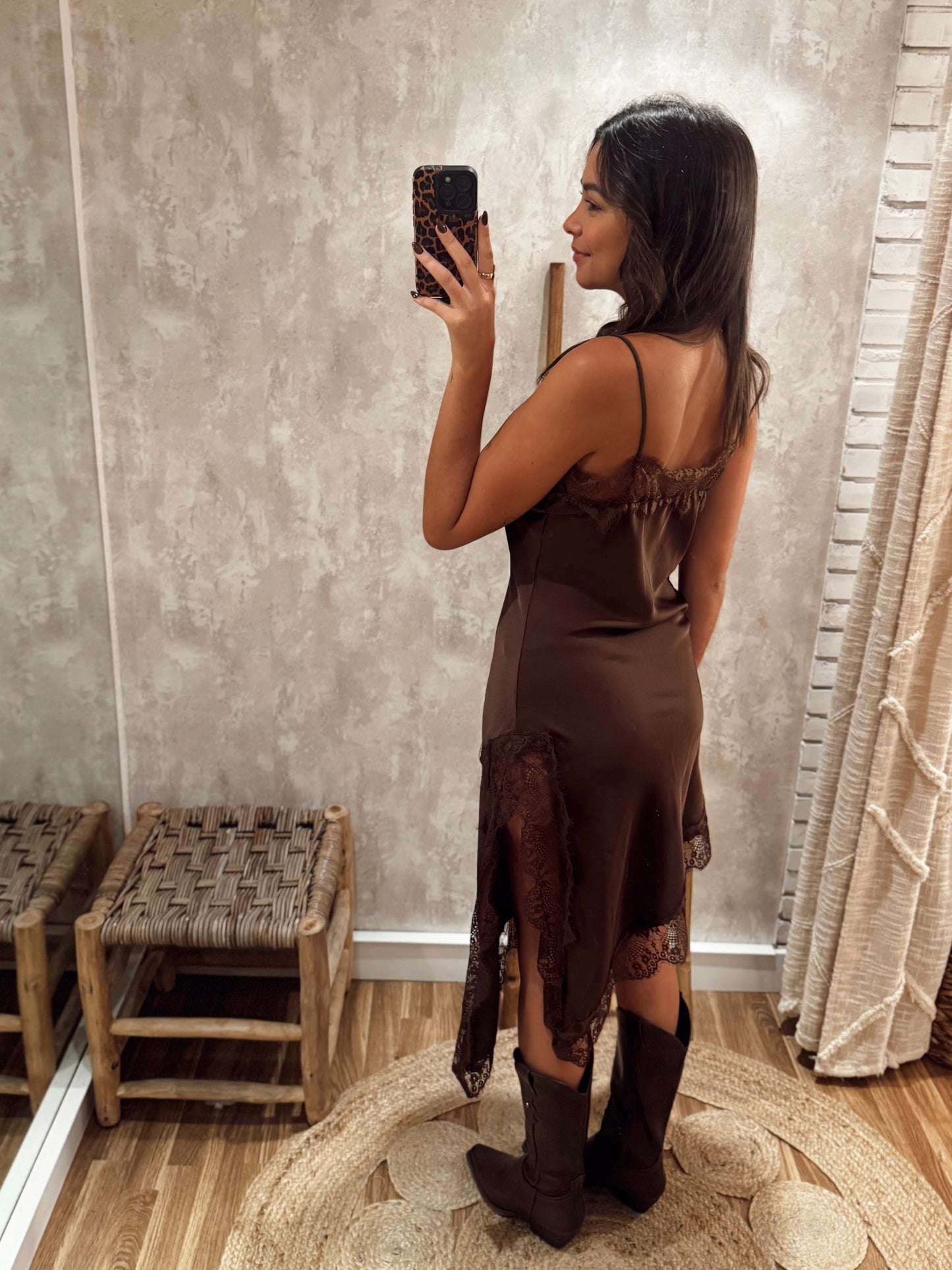 Vestido acetinado c/detalhe em renda