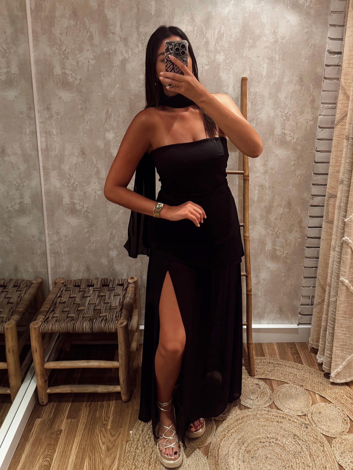 Vestido Preto com Echarpe