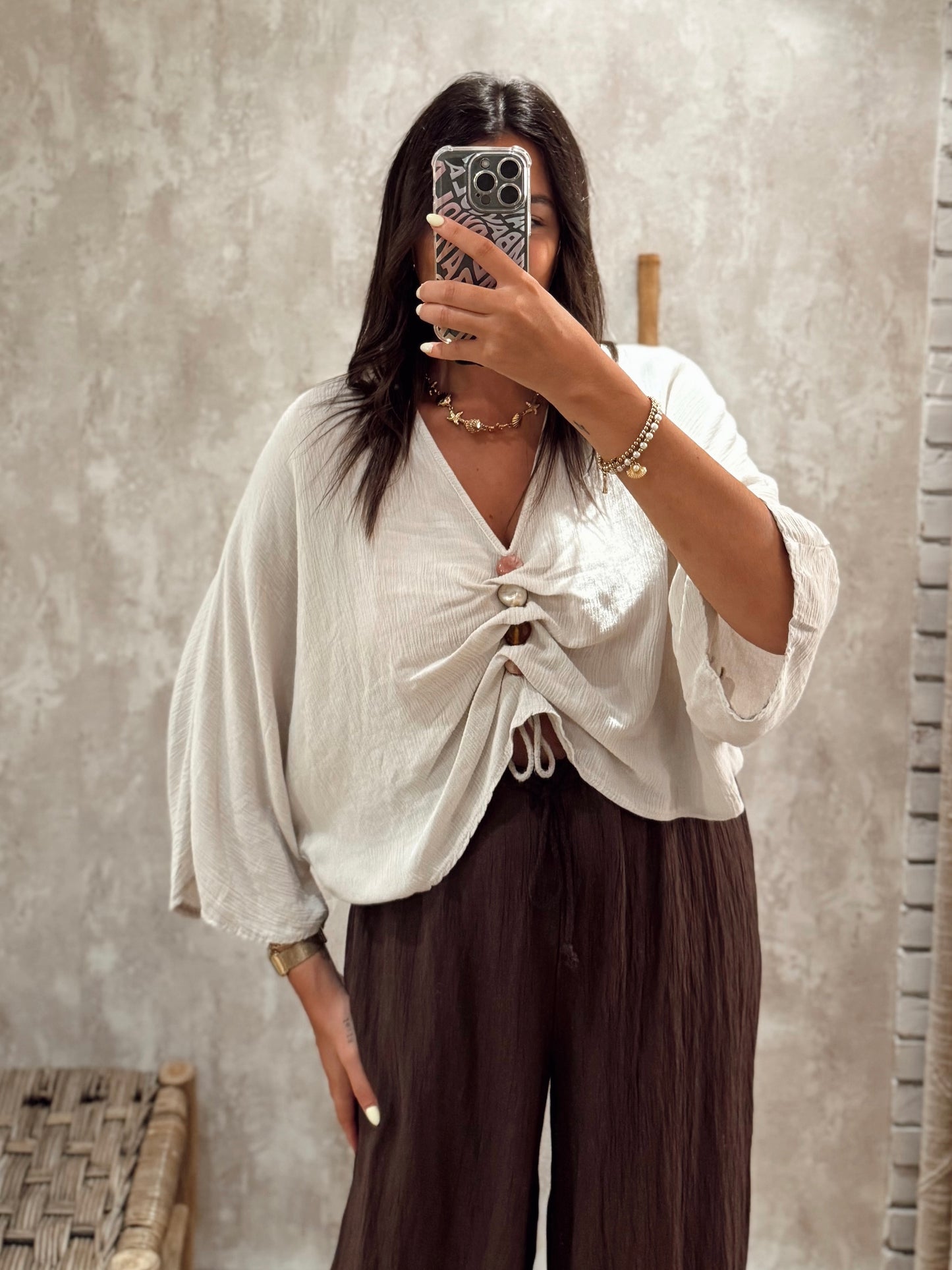 Blusa fluida com atilho ajustável e botões artesanais