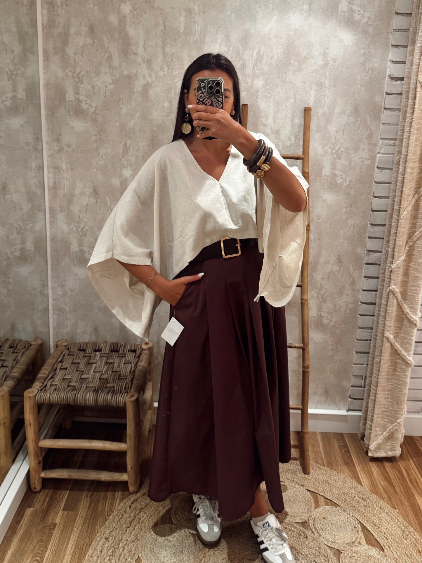 Falda midi en tejido estilo gabardina con cinturón