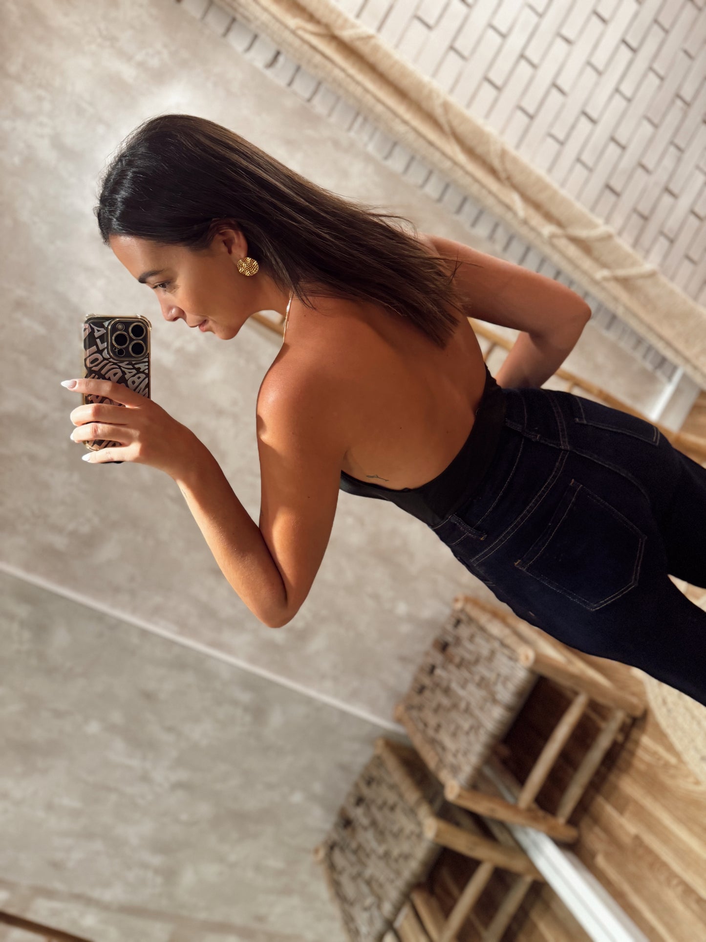 Body em lycra com decote profundo e detalhe metálico dourado
