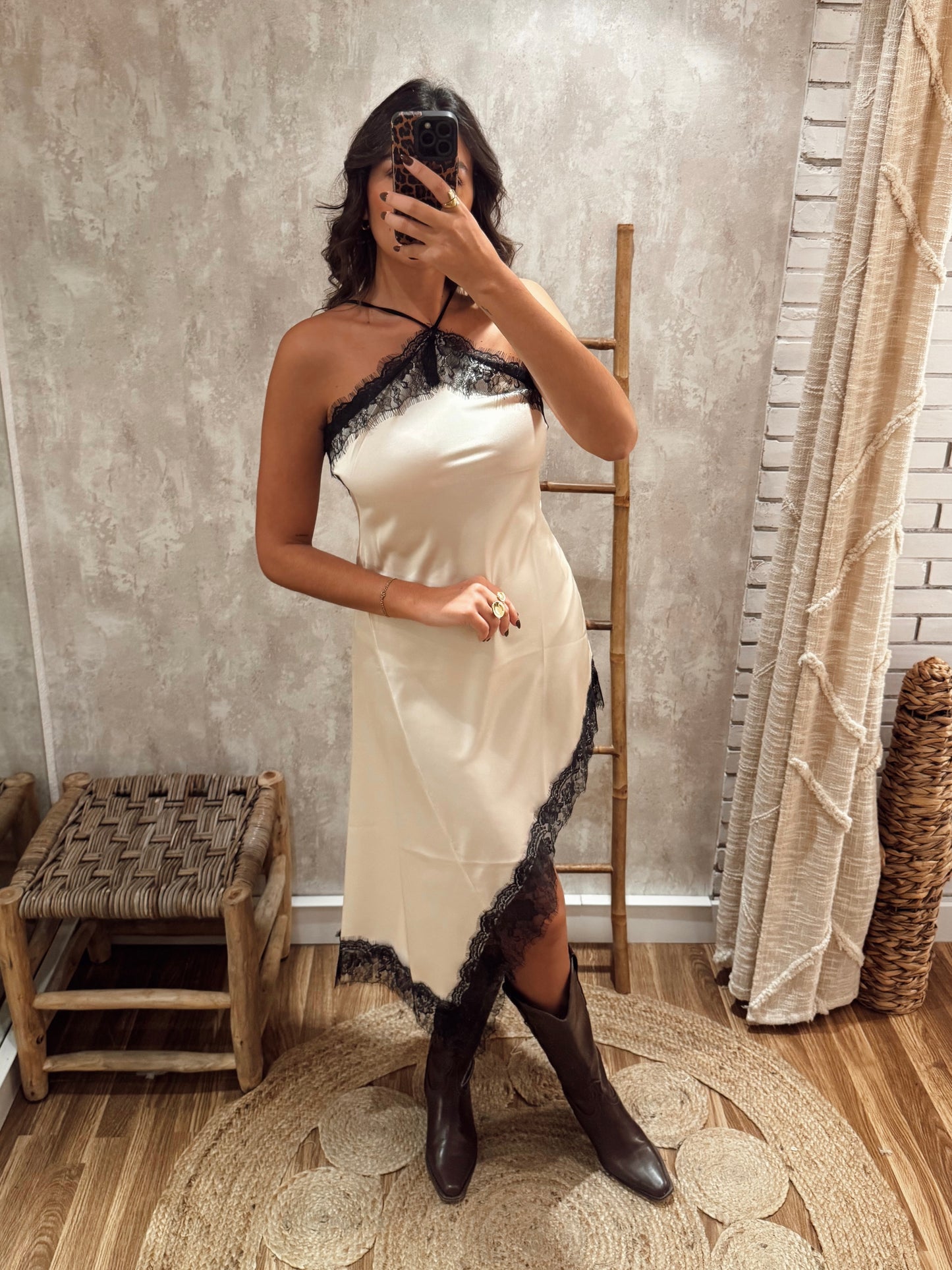 Vestido acetinado com detalhe em renda e corte assimétrico - Bege