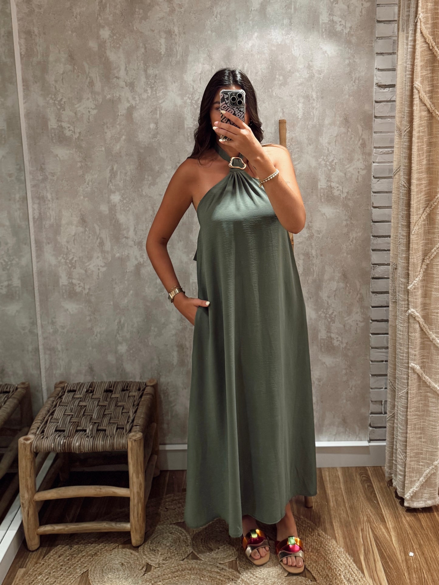 Vestido Fluido com Alças e Detalhe Metálico