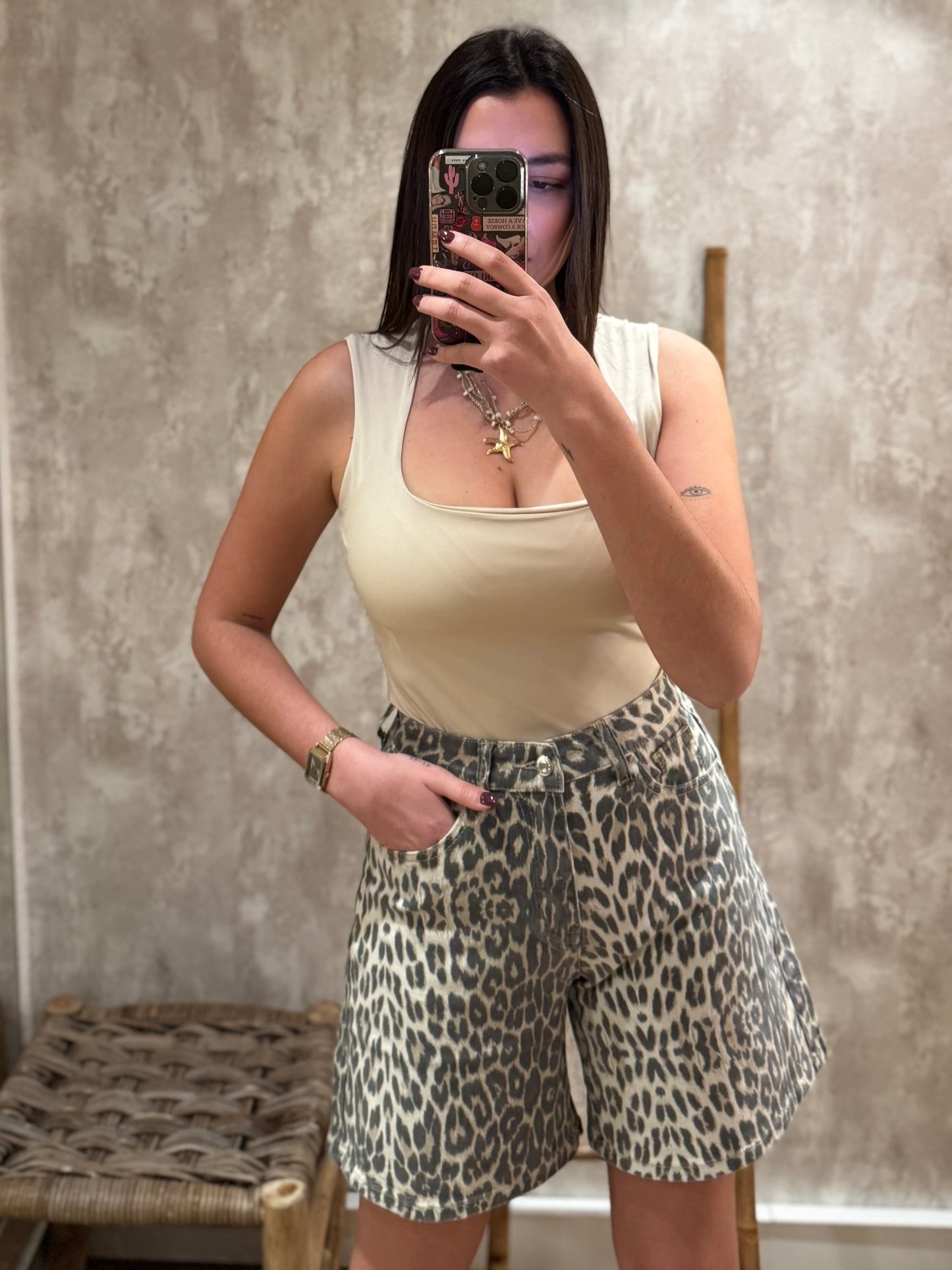 pantalones cortos vaqueros con estampado de leopardo