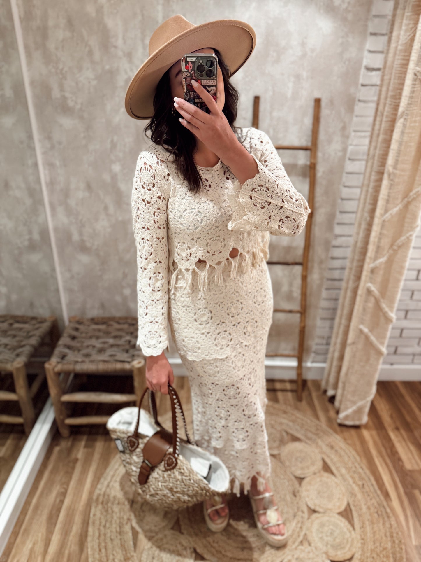 Conjunto de crochet compuesto por blusa de manga larga y falda midi