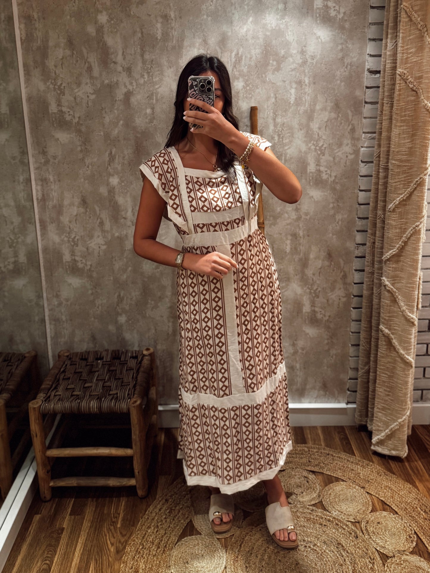 Vestido midi com padrão étnico geométrico em tons terra