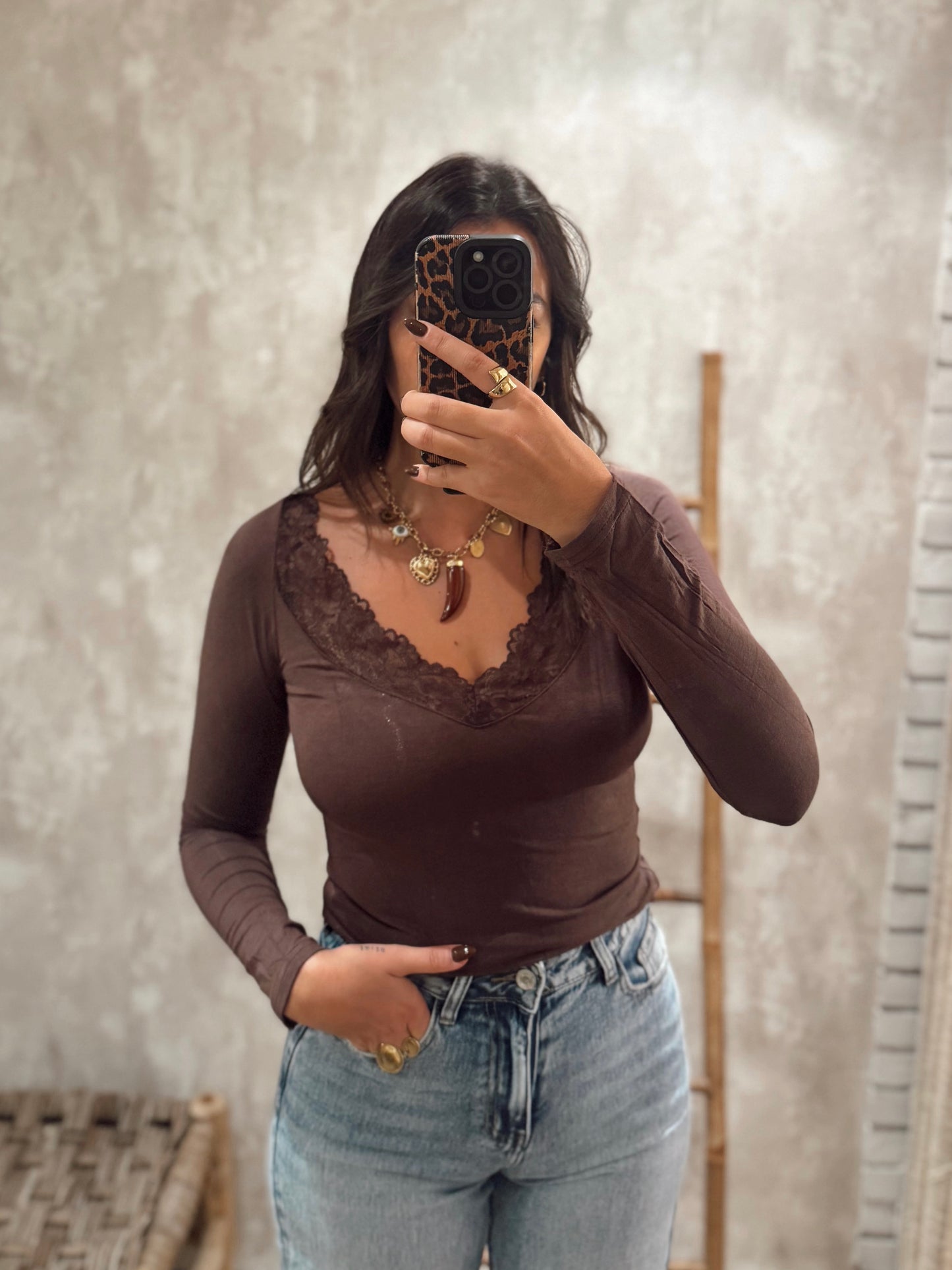 Blusa de manga comprida c/ detalhe de renda na gola