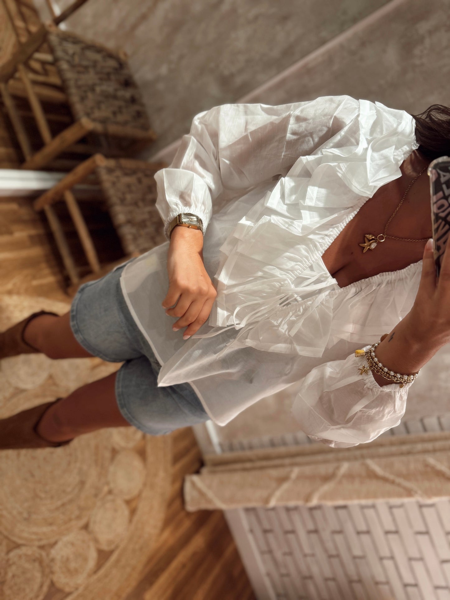 Blusa em seda c/folhos e atilhos