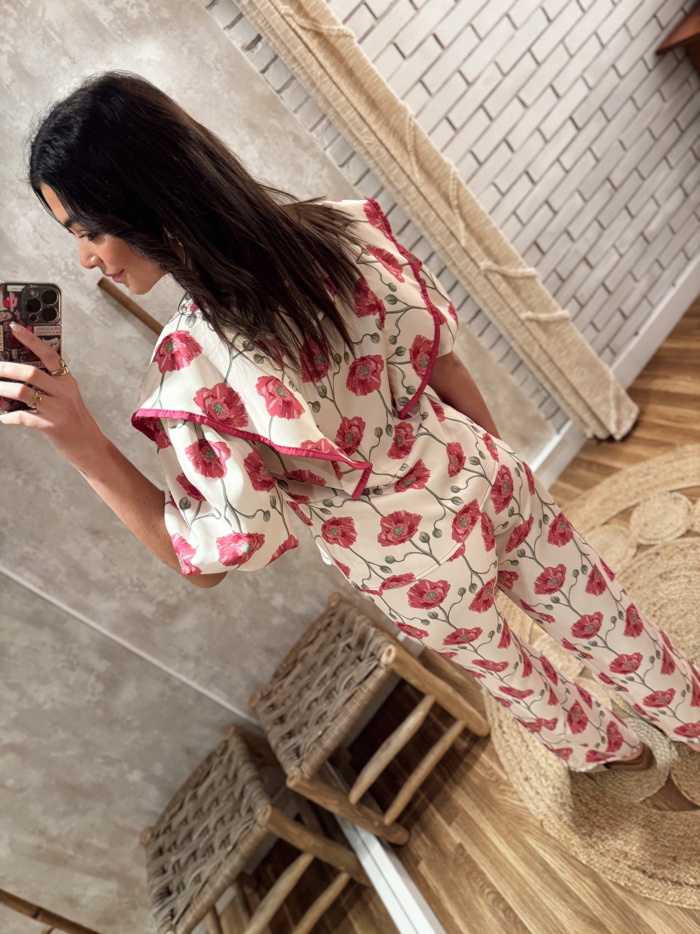 Conjunto floral compuesto por chaqueta corta tipo blazer y pantalón recto
