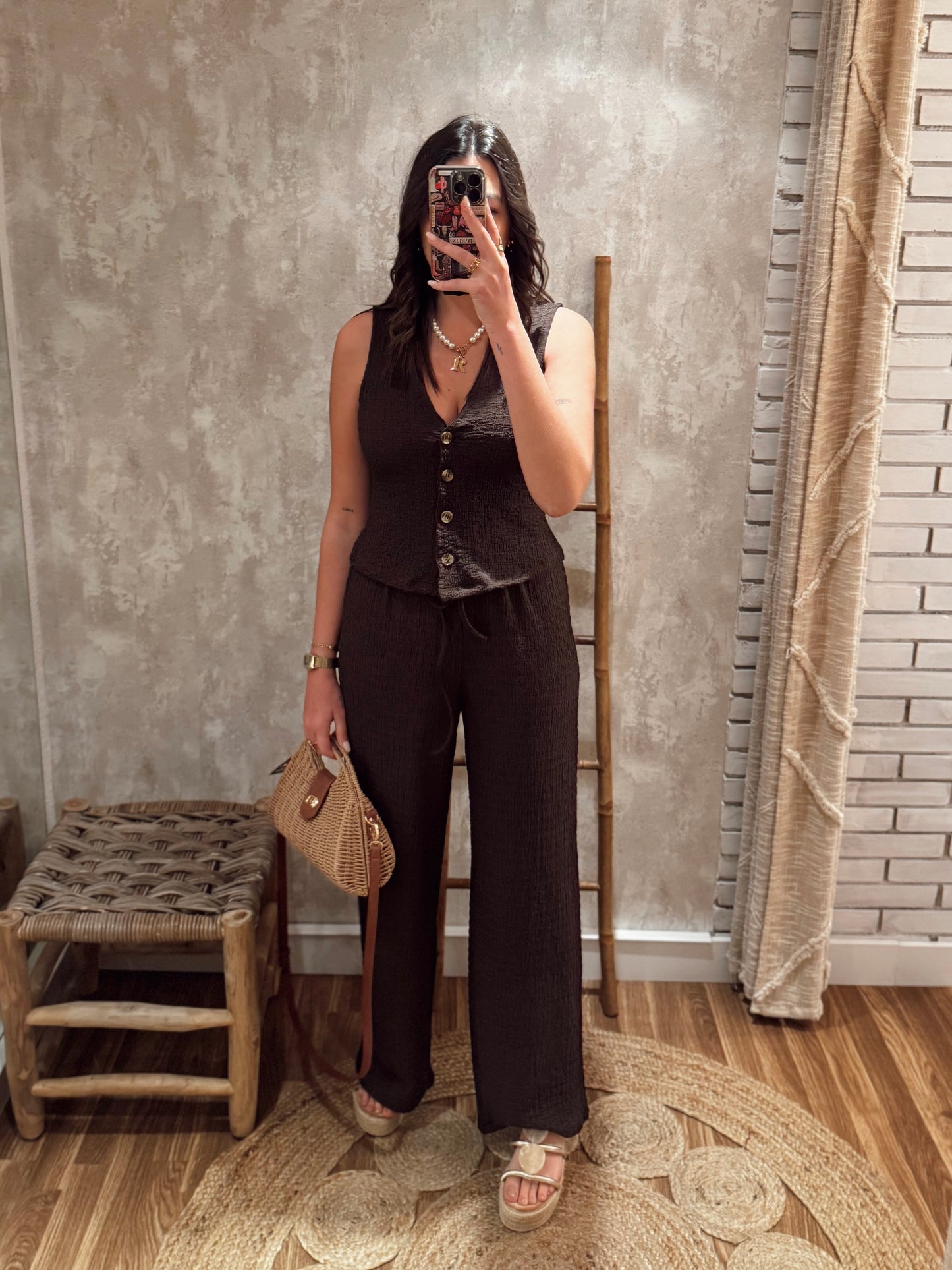 Conjunto de chaleco y pantalón marrón con tejido texturizado