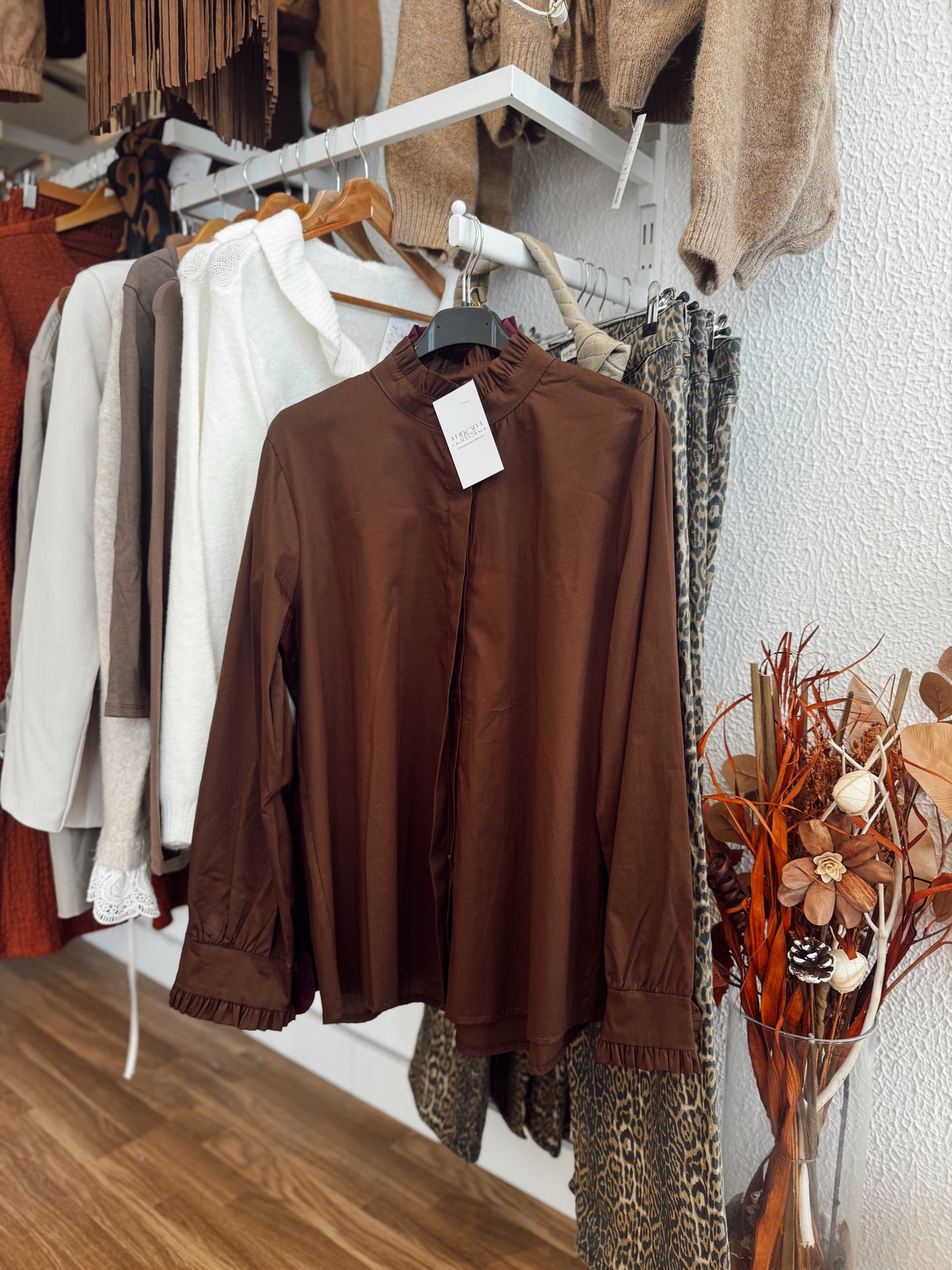 Camisa c/detalhe de folho na gola e punhos