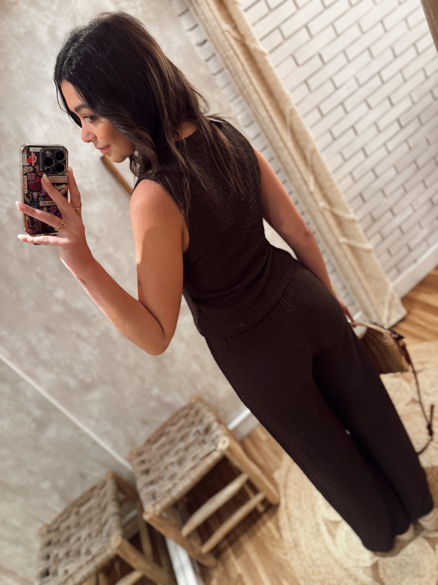 Conjunto de chaleco y pantalón marrón con tejido texturizado