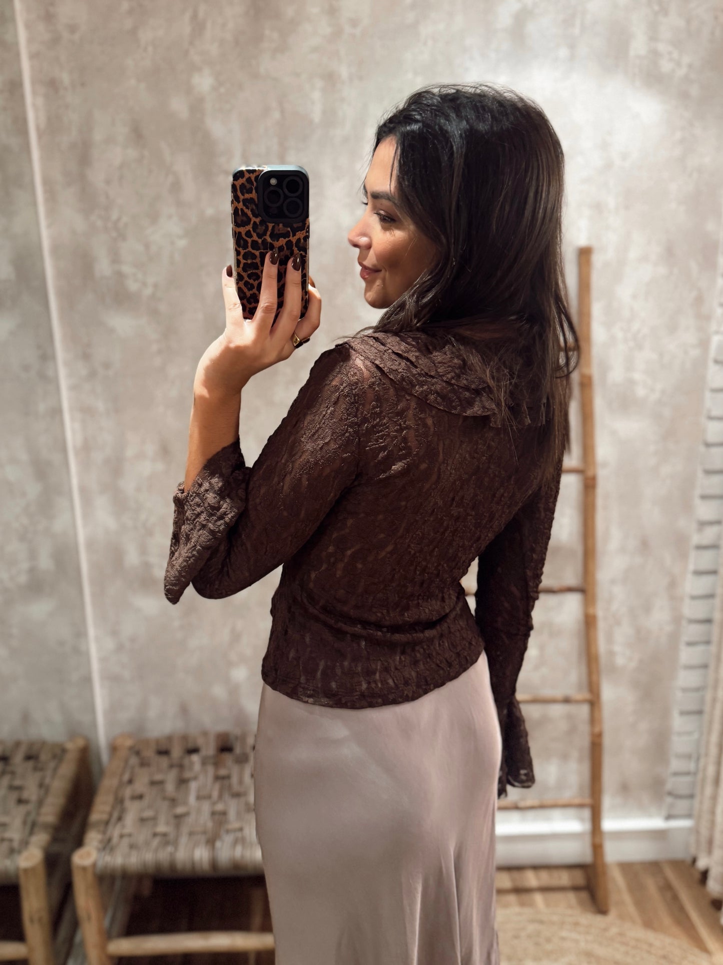 Blusa em tecido rendado com folhos