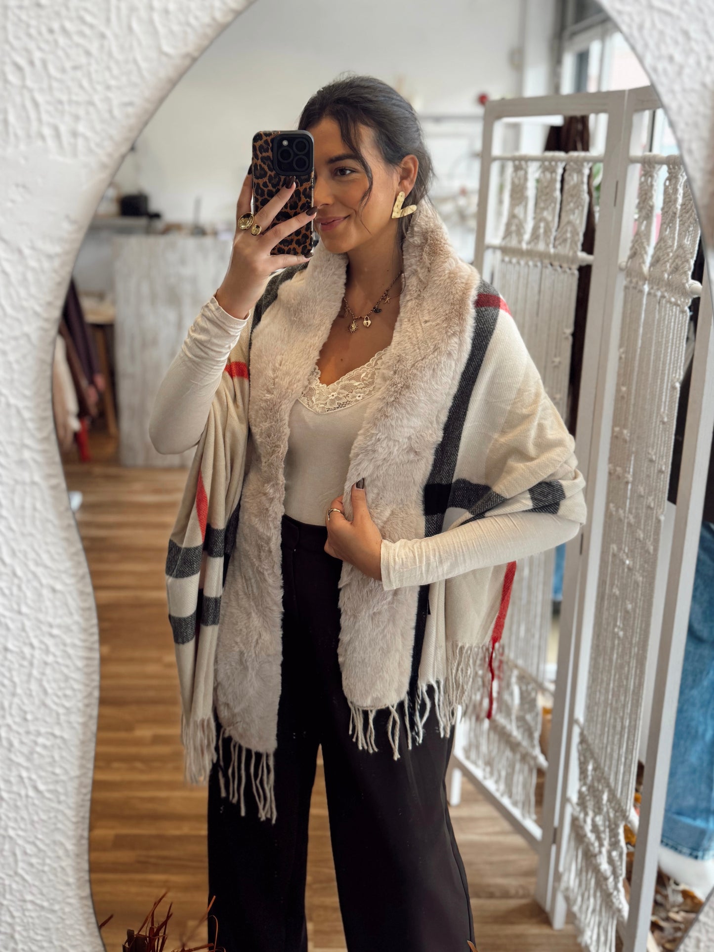 Cachecol estilo capa com gola em pelo
