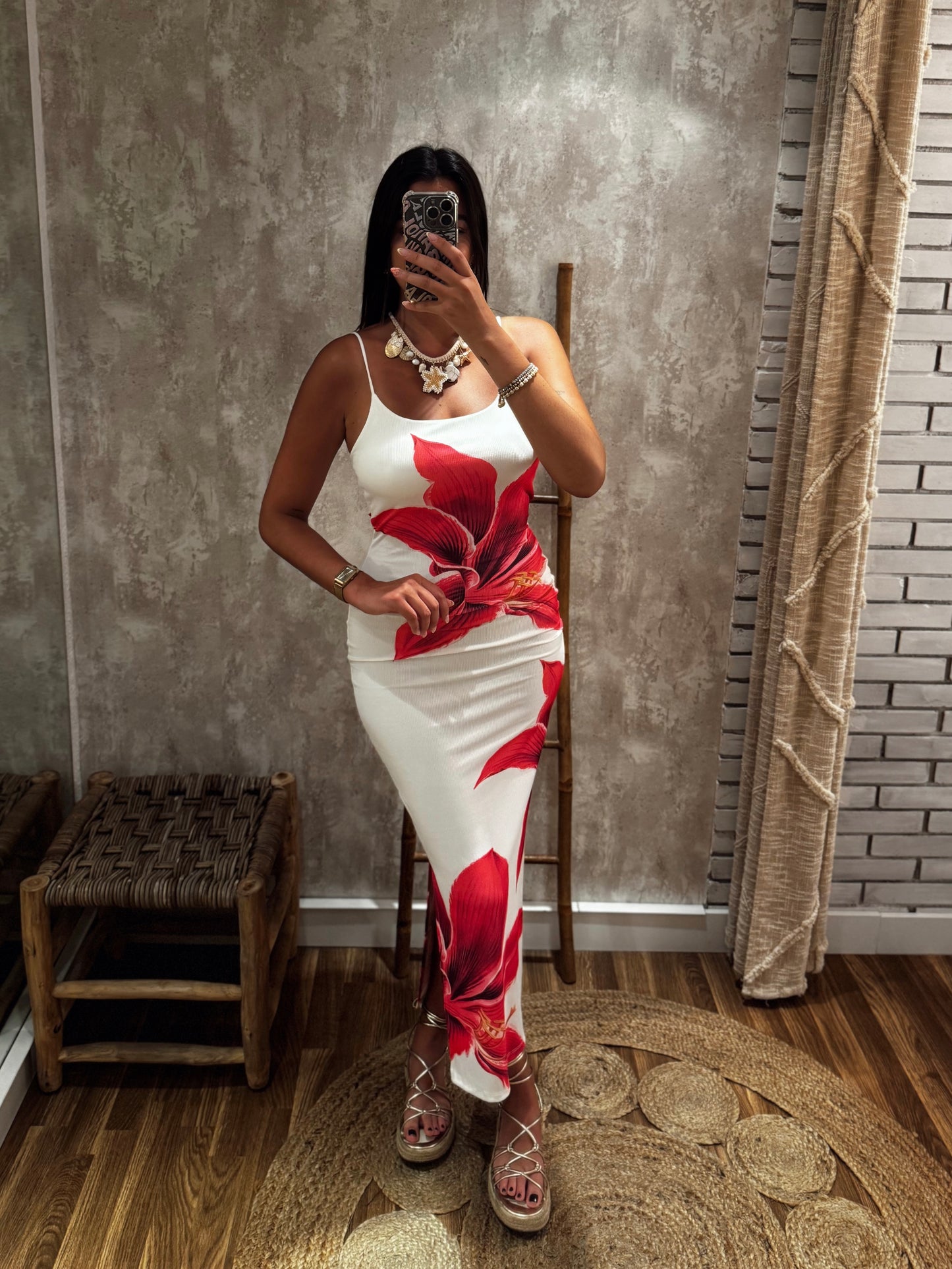 Vestido Canelado com Flor – Fundo Branco