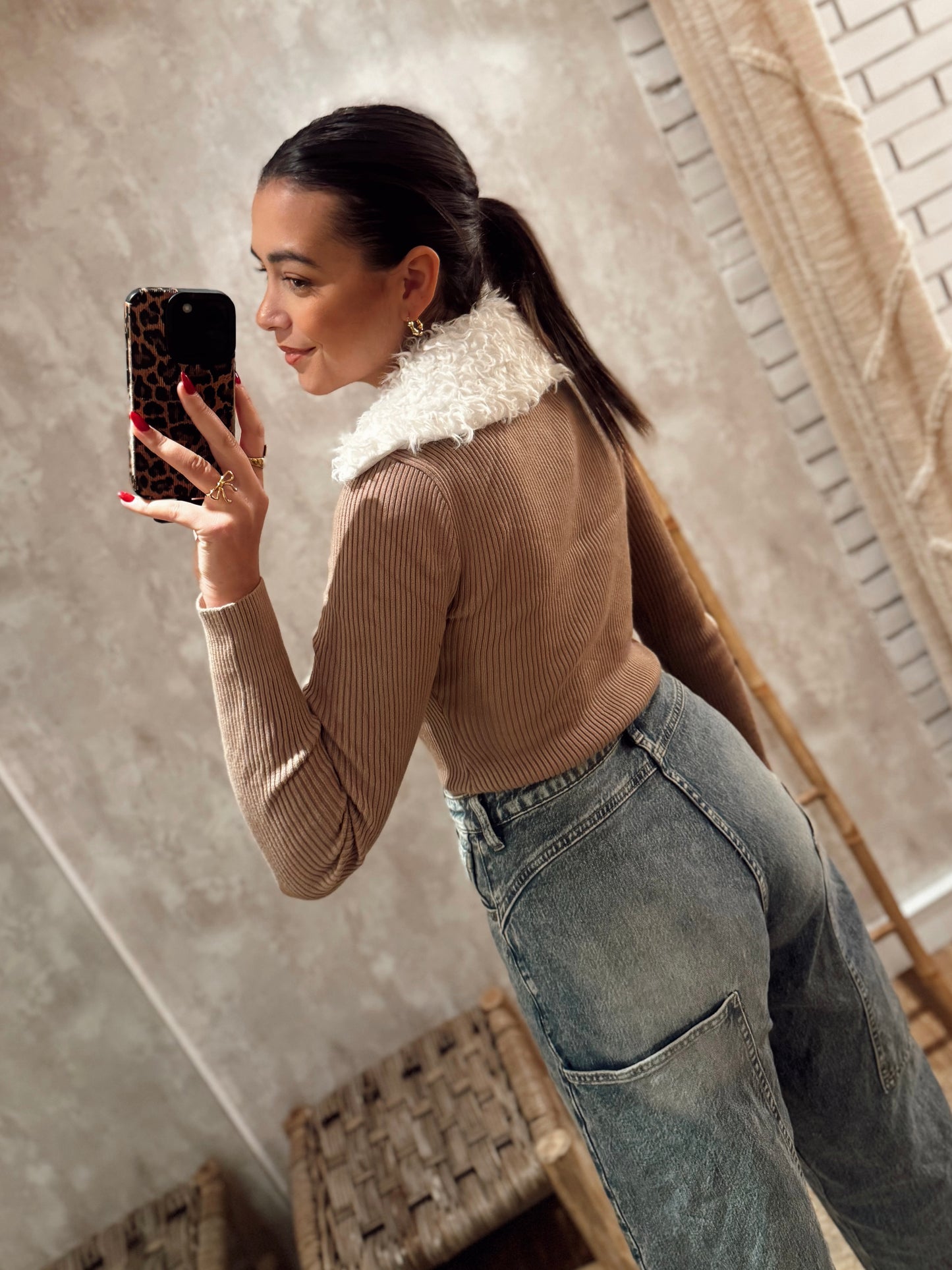 Camisola de malha canelada com gola em pelo removível