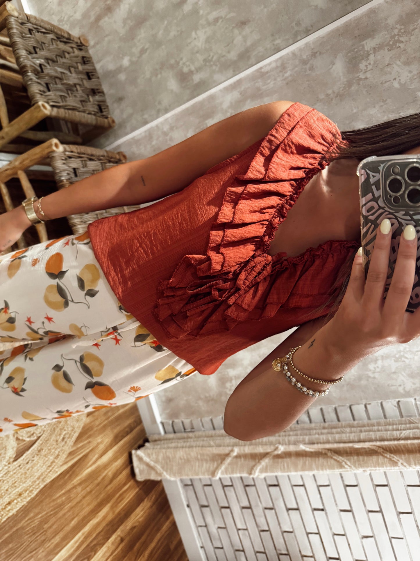 Blusa leve e fluída com detalhe de folhos no decote