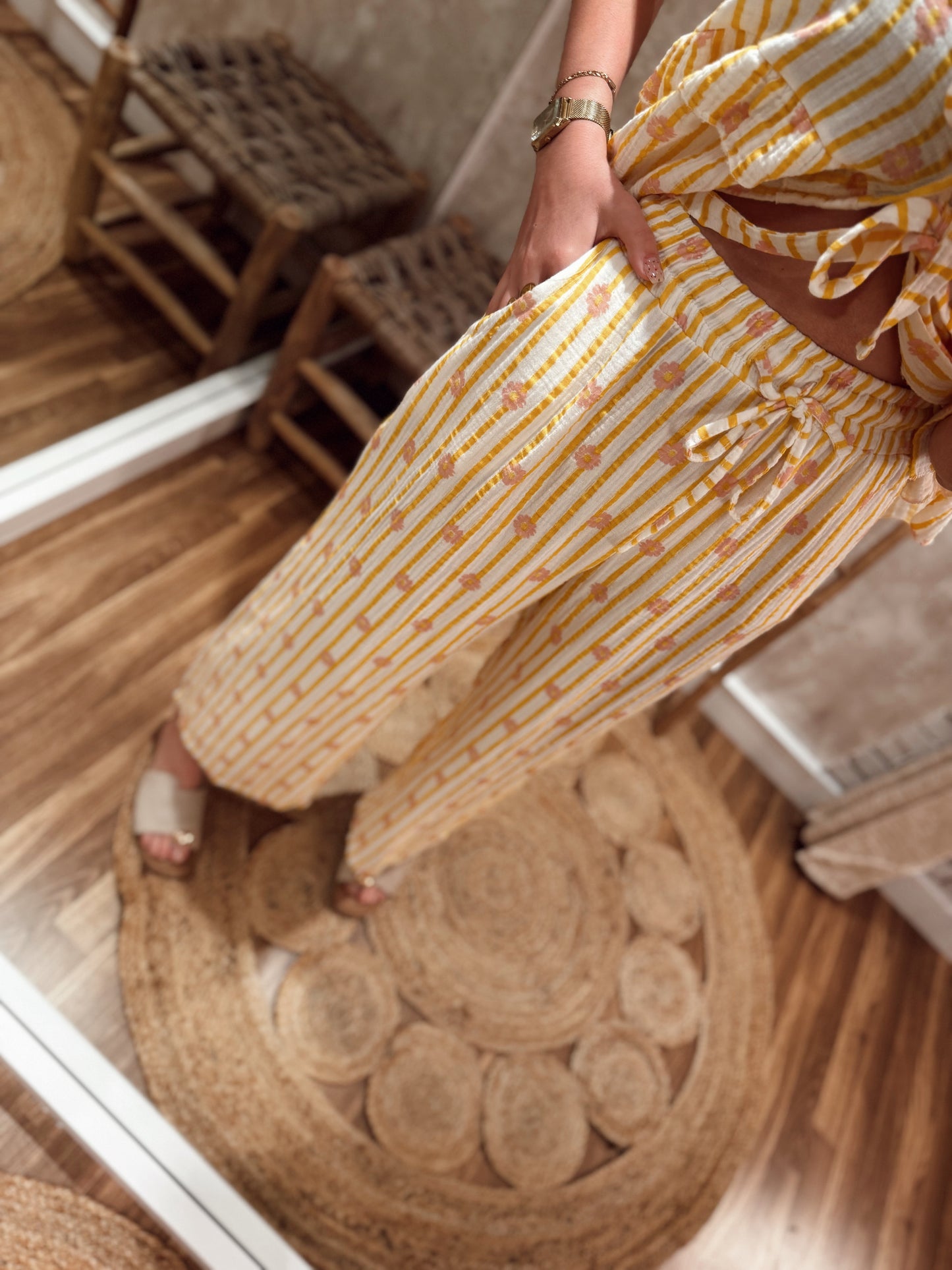 Pantalón fluido de tejido ligero con estampado de rayas y flores.