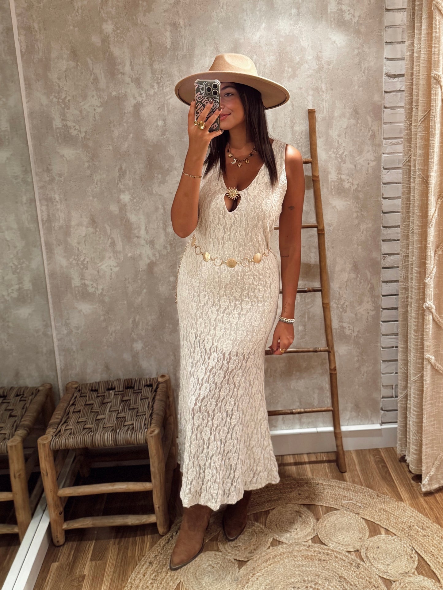 Vestido largo de encaje con mangas cortas