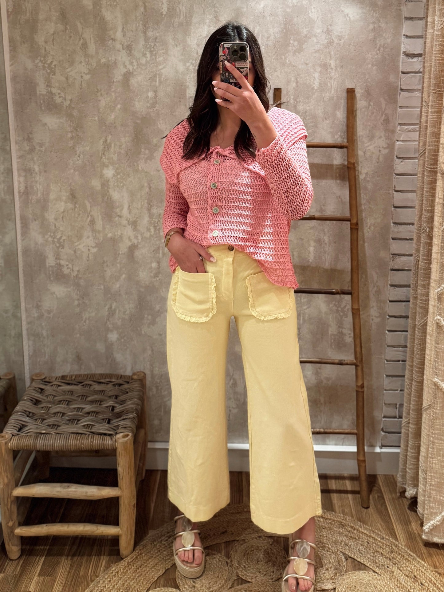Pantalones con detalle bordado en los bolsillos.