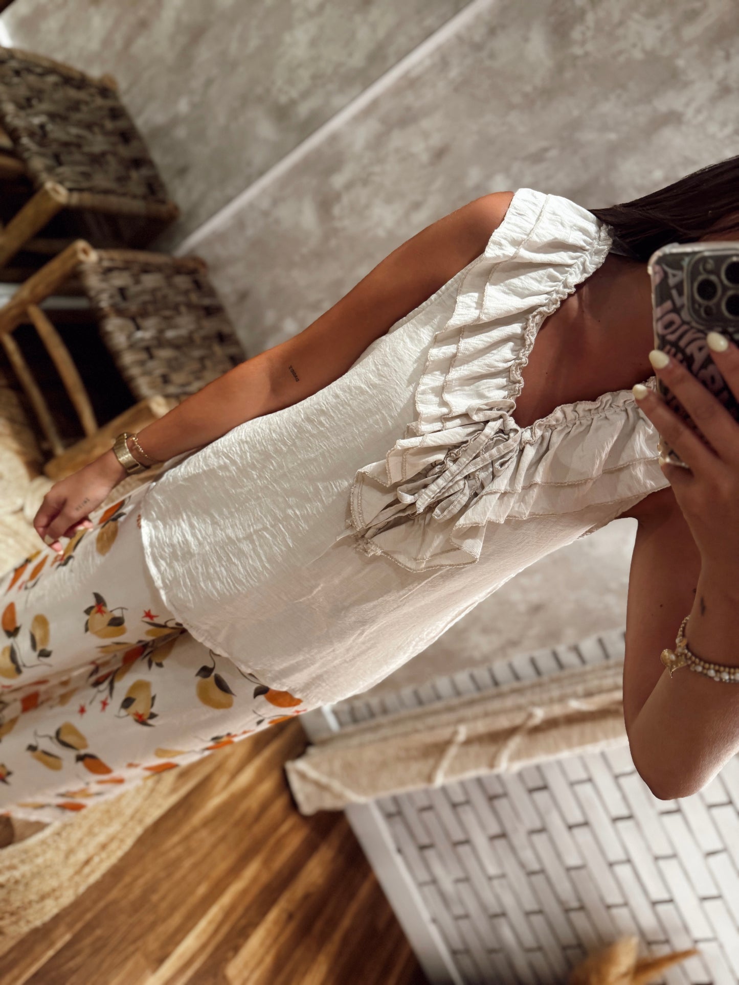 Blusa leve e fluída com detalhe de folhos no decote