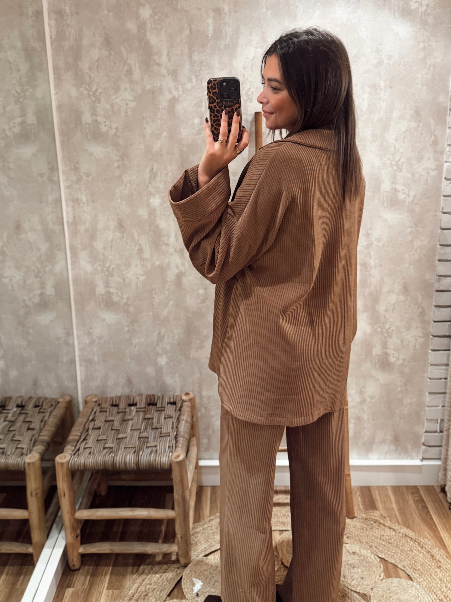 Conjunto em bombazina aveloada composto por blazer e calça