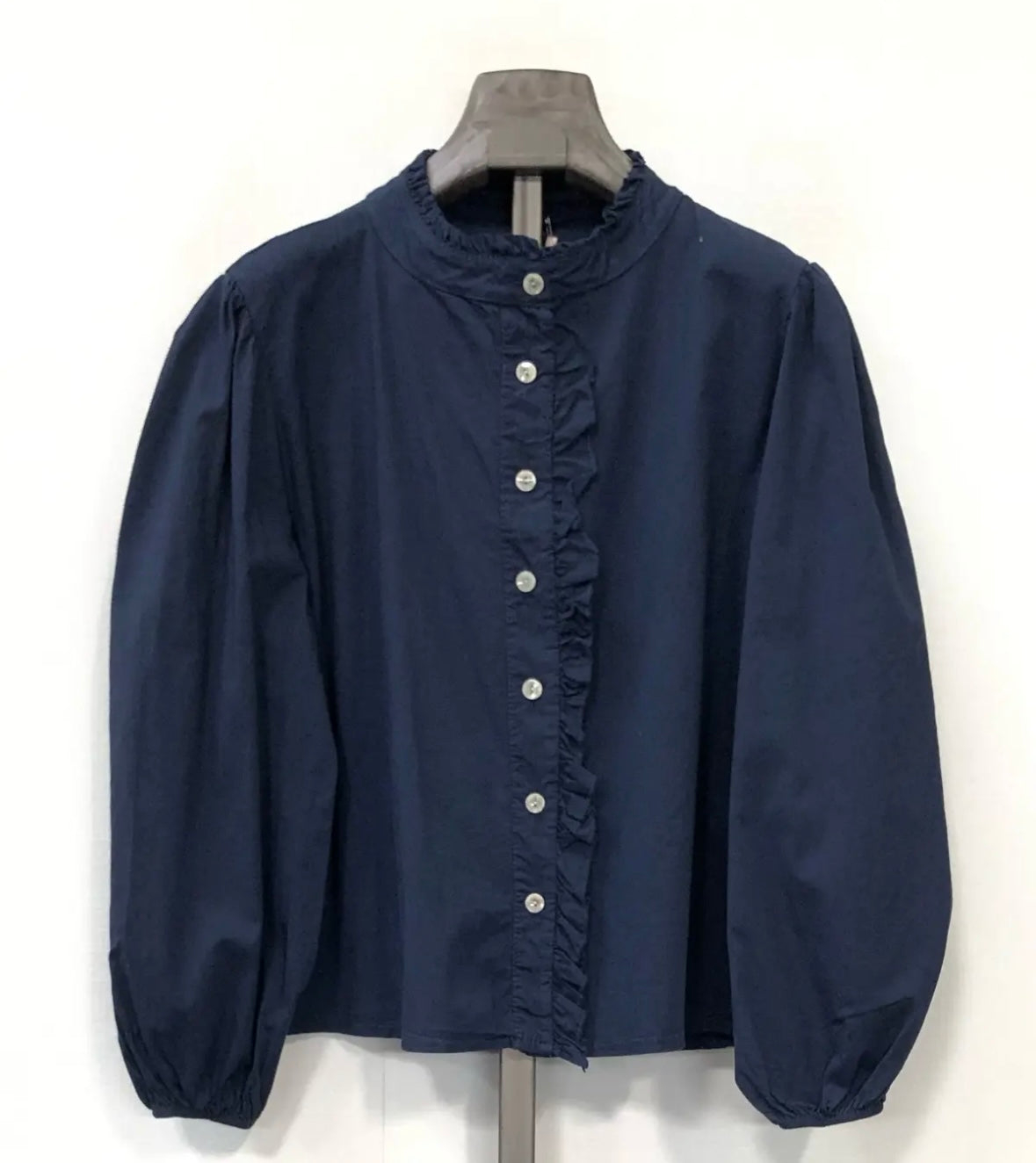 Camisa con mangas abullonadas y cuello sacerdote