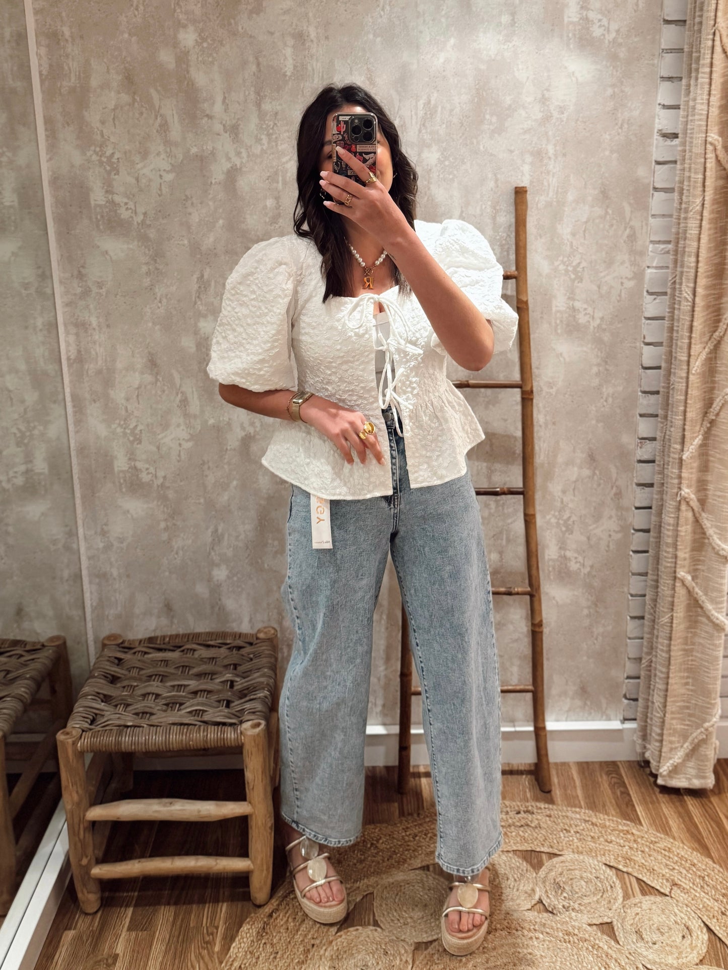 Top estructurado con mangas cortas abullonadas y textura floral en relieve - Mochy