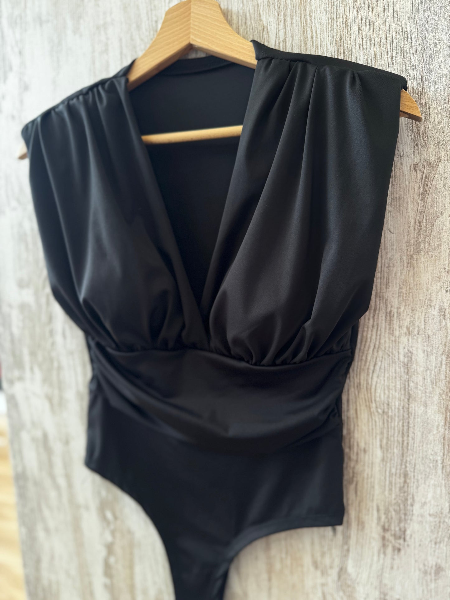 Body de lycra con hombreras y escote en pico