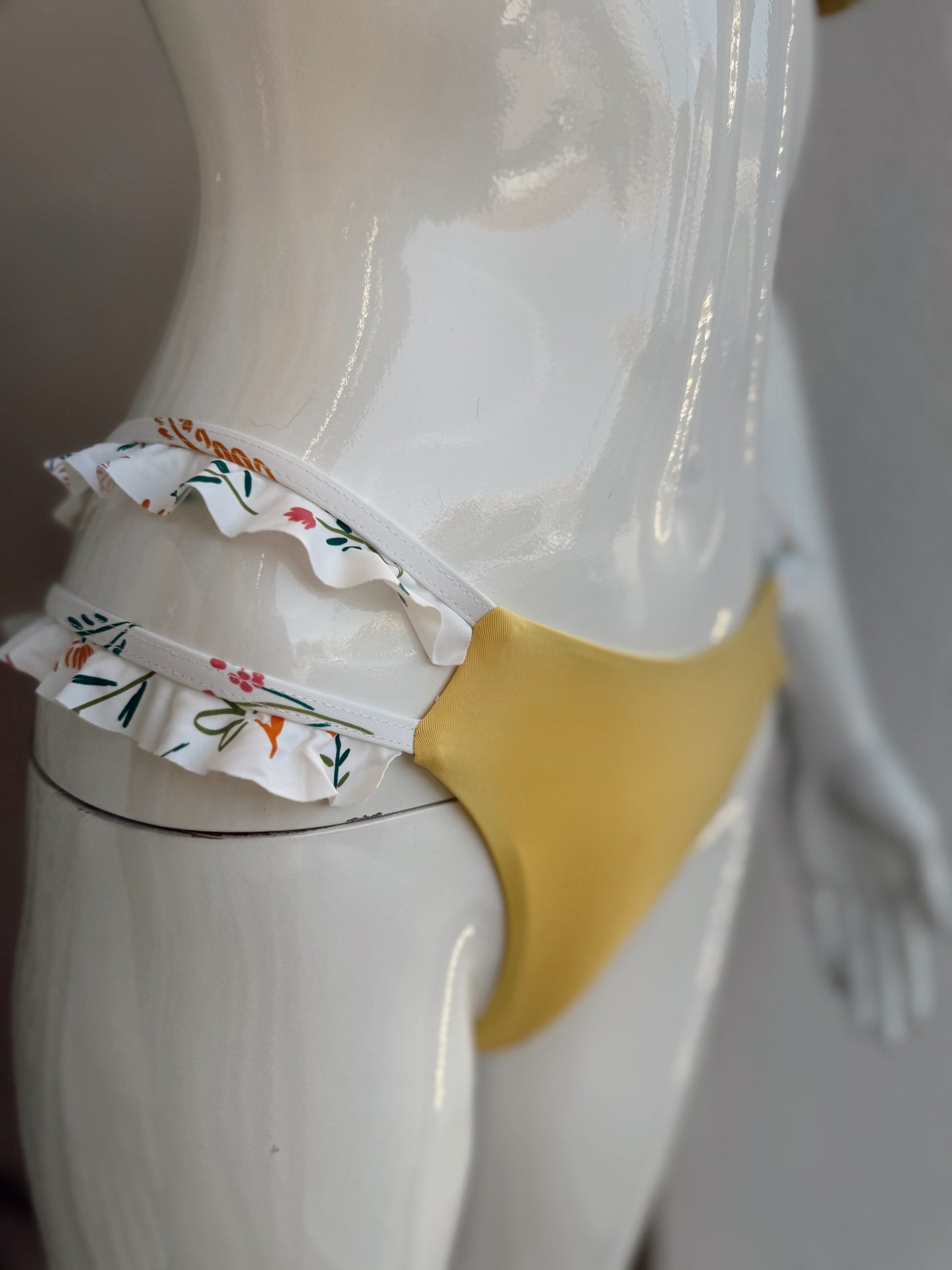 Biquíni amarelo c/padrão floral