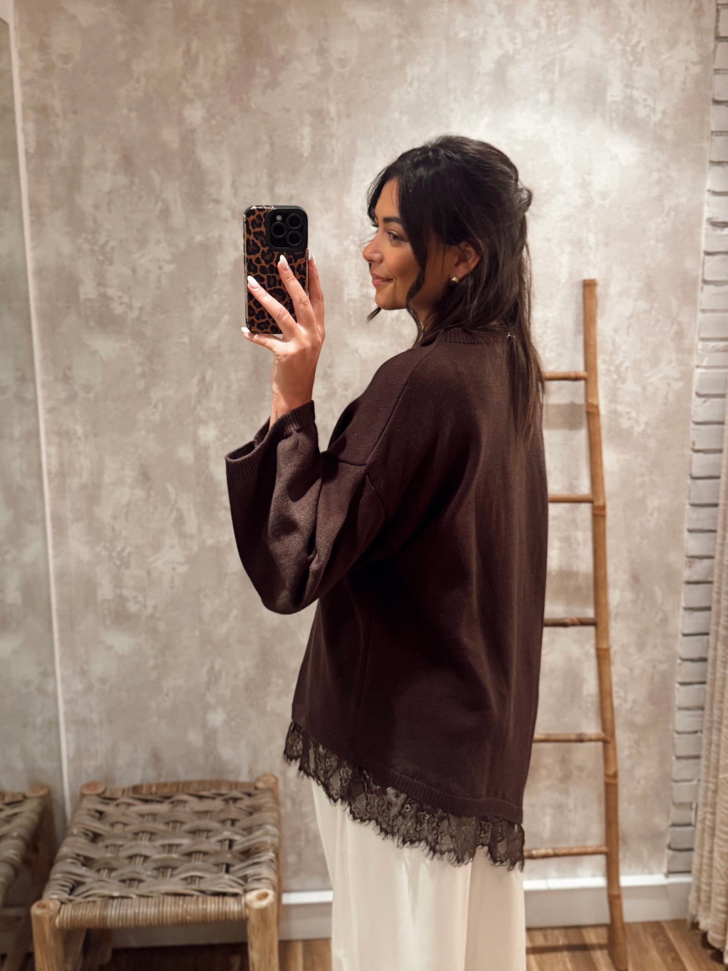 Camisola de malha assimétrica com detalhe em renda