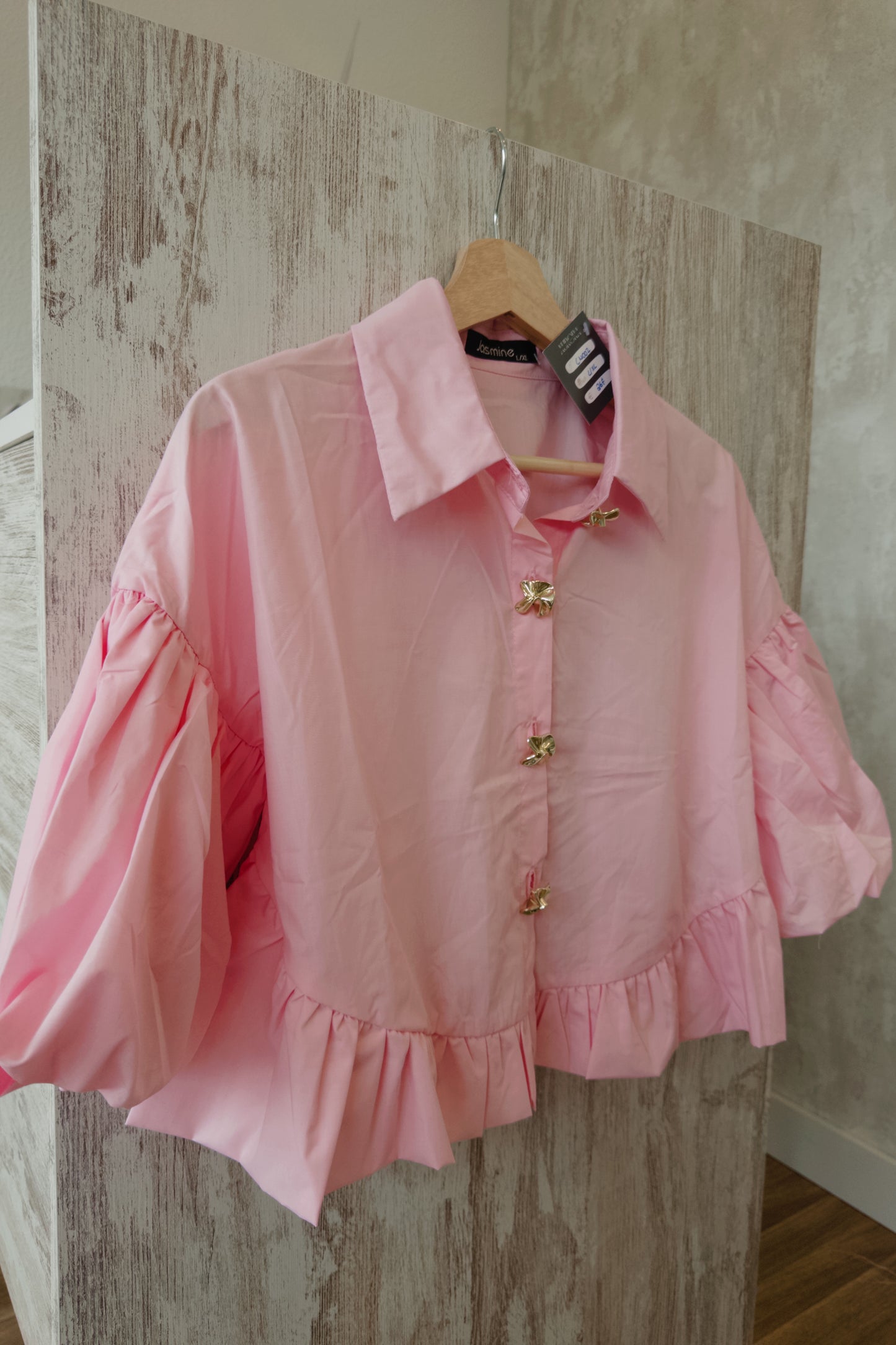 Camisa con volantes y botones dorados