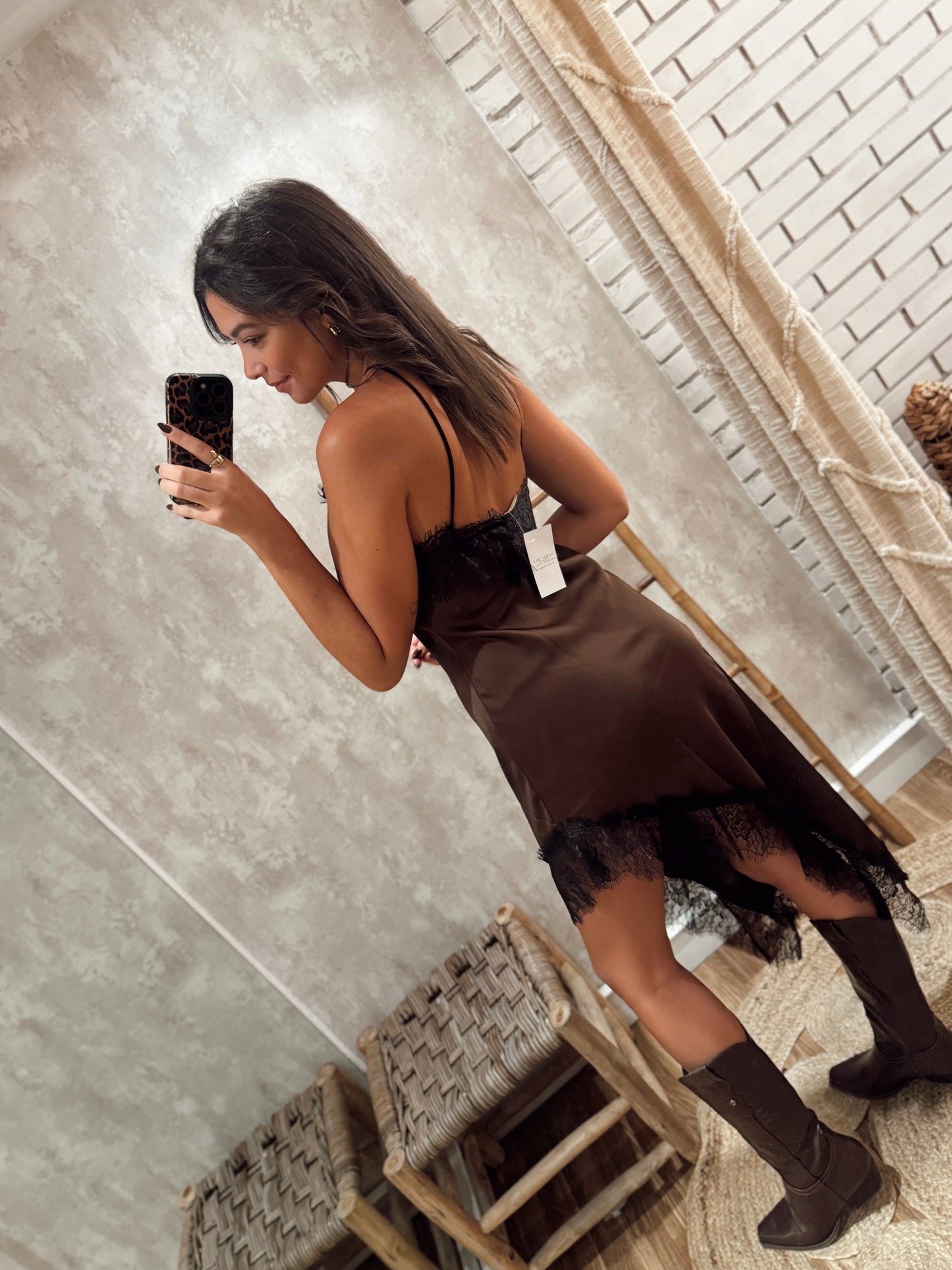 Vestido acetinado com detalhe em renda e corte assimétrico - Castanho