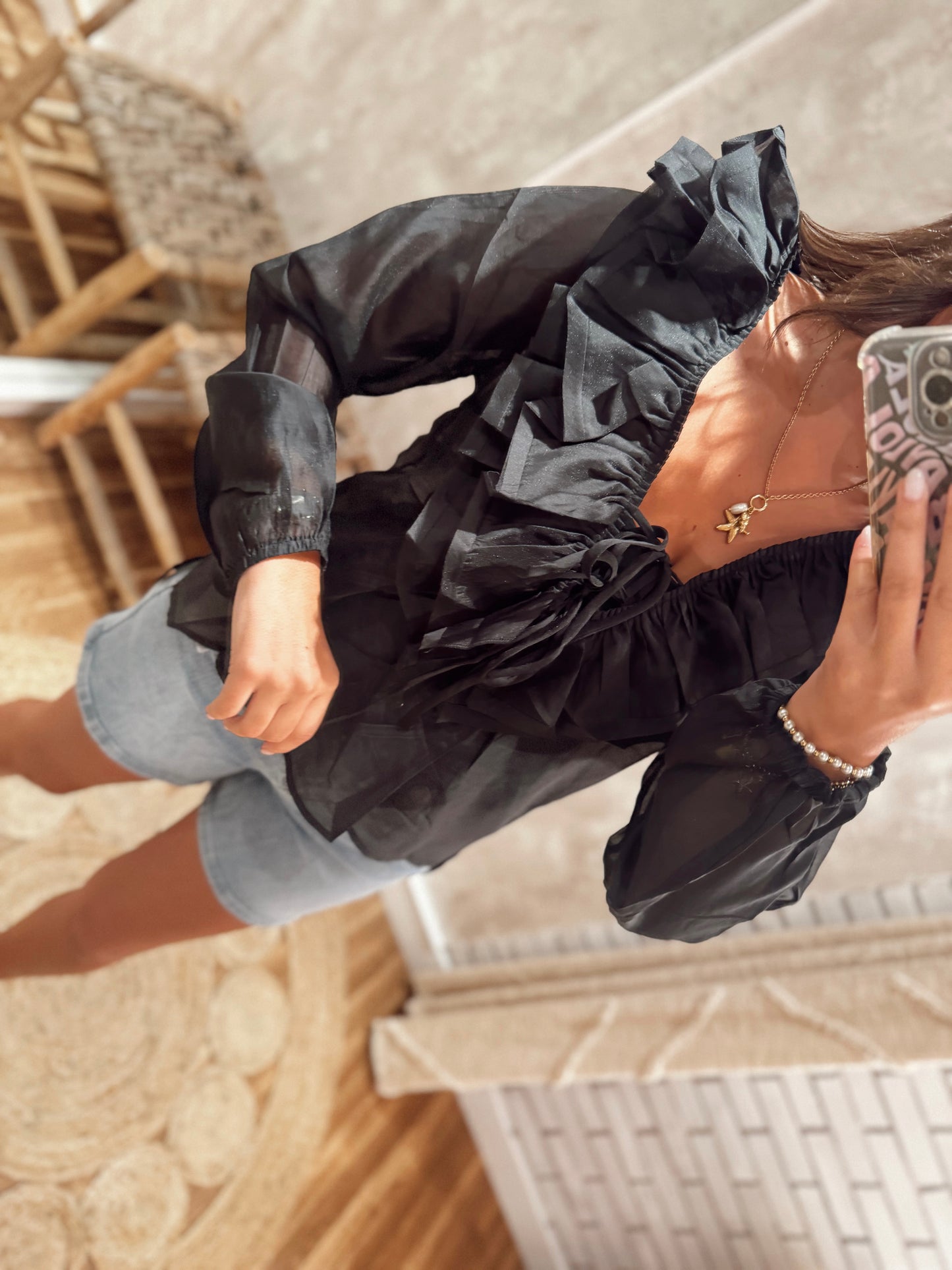 Blusa em seda c/folhos e atilhos