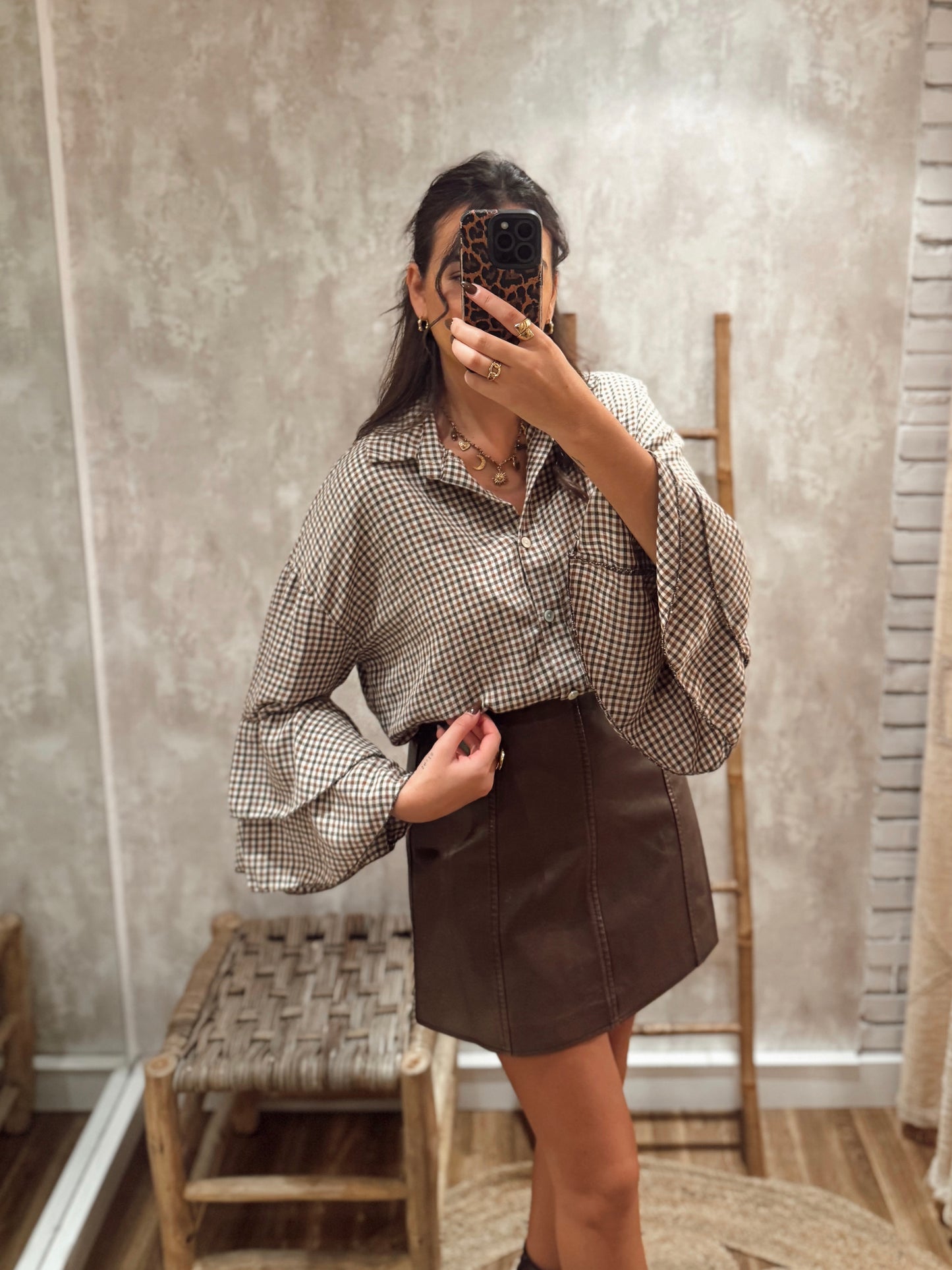 Camisa em padrão axadrezado c/folhos nas mangas