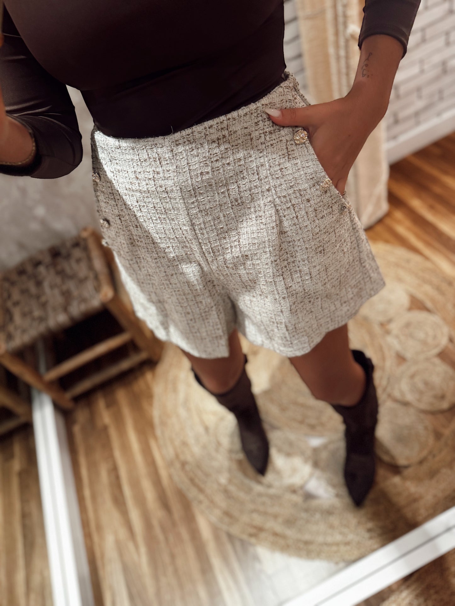 Conjunto estilo tweed composto por blazer e calção- Bege