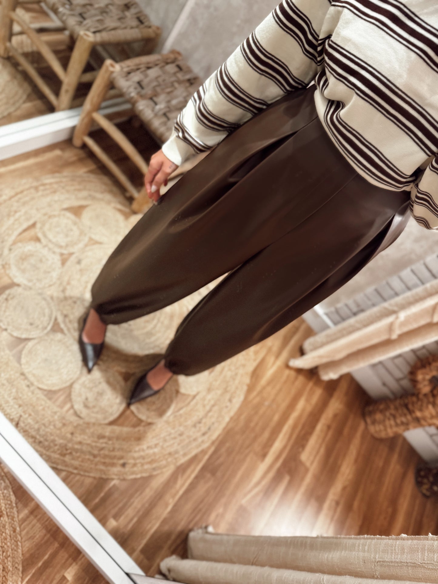 Calças modelo Aladin em eco-pele