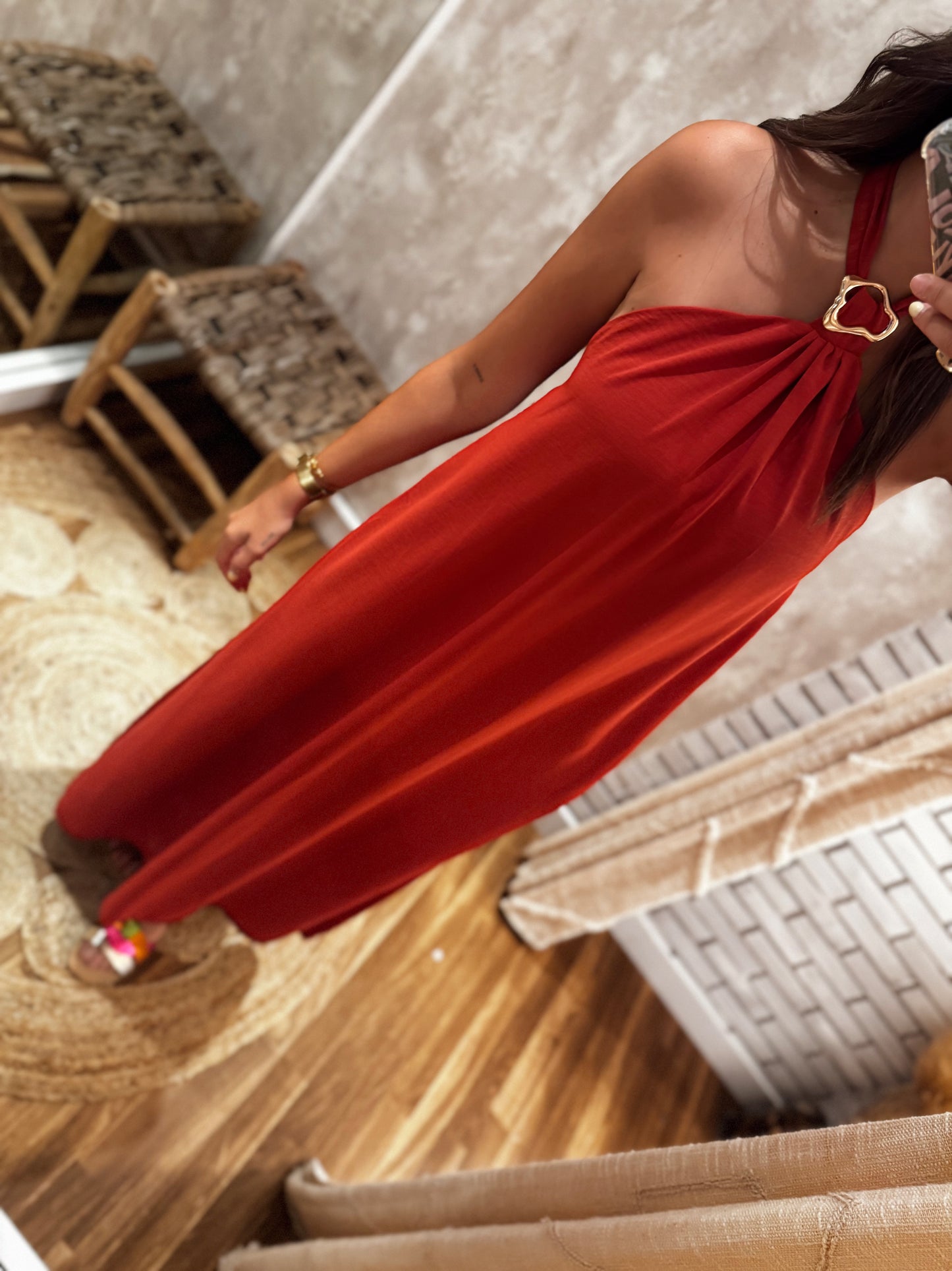 Vestido Fluido com Alças e Detalhe Metálico