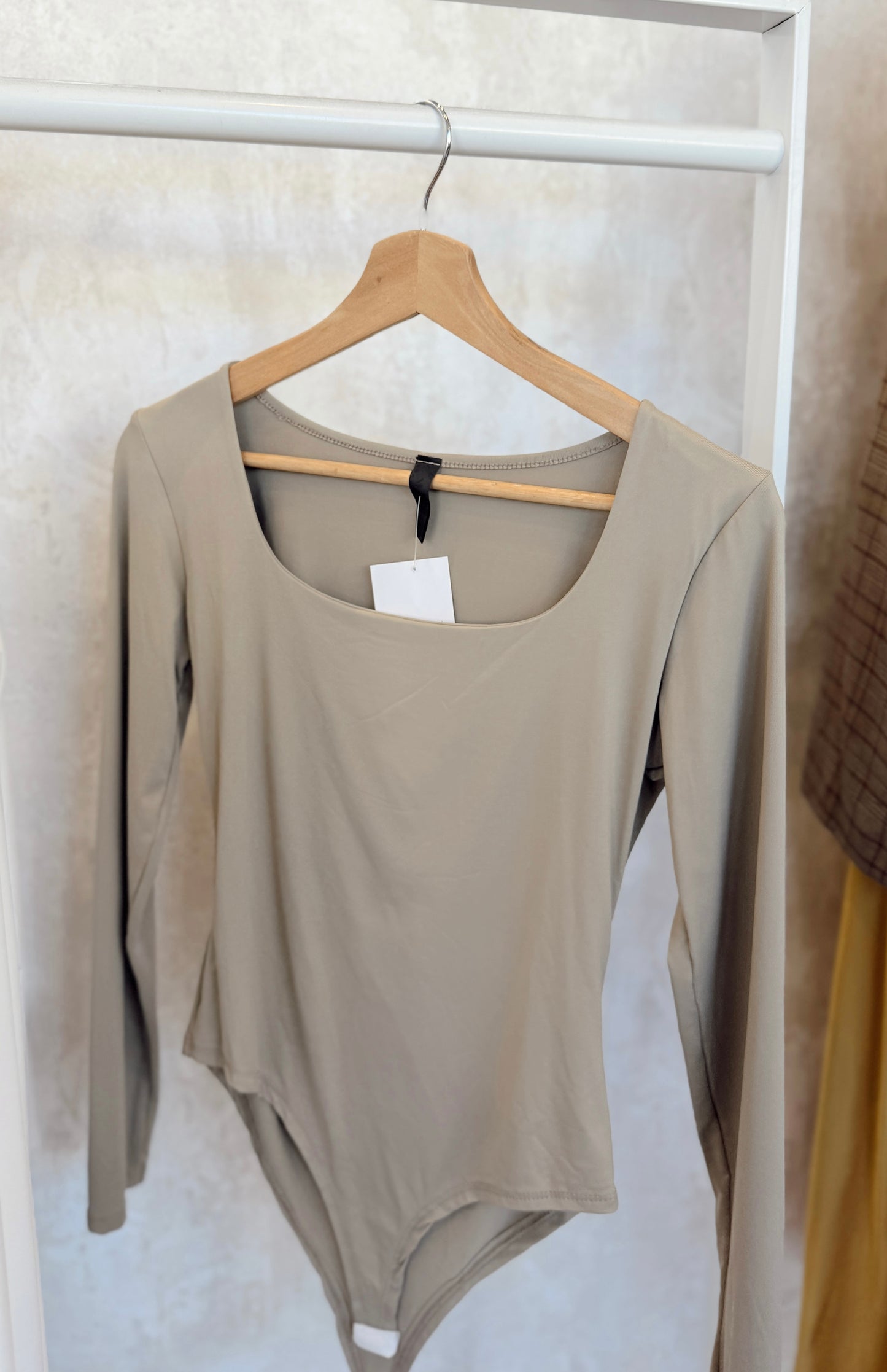 Body manga comprida em licra c/decote quadrado