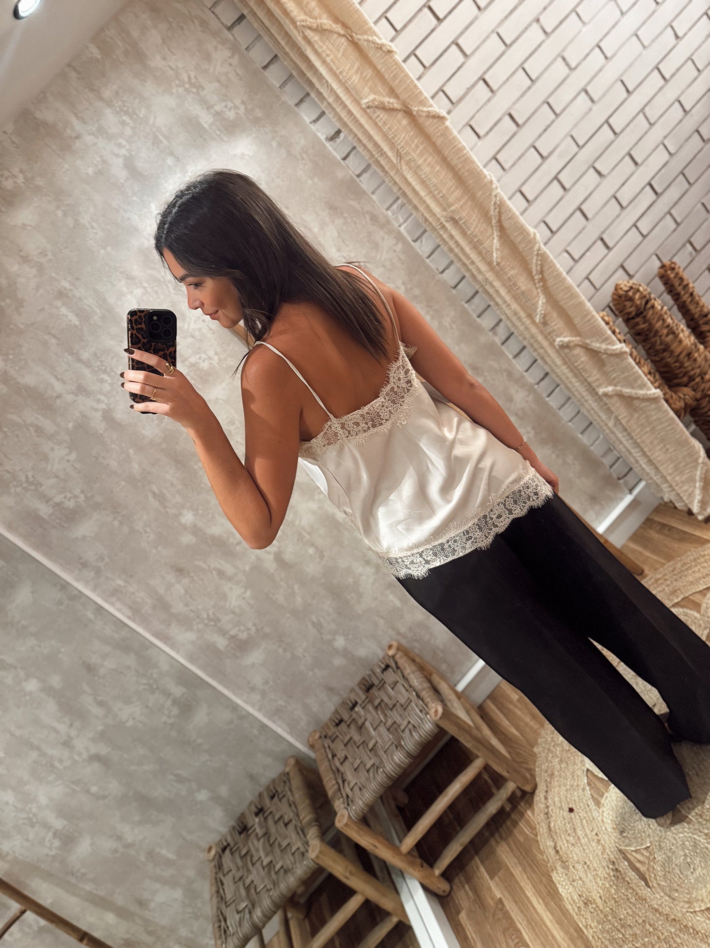 Top acetinado c/renda é assimétrico