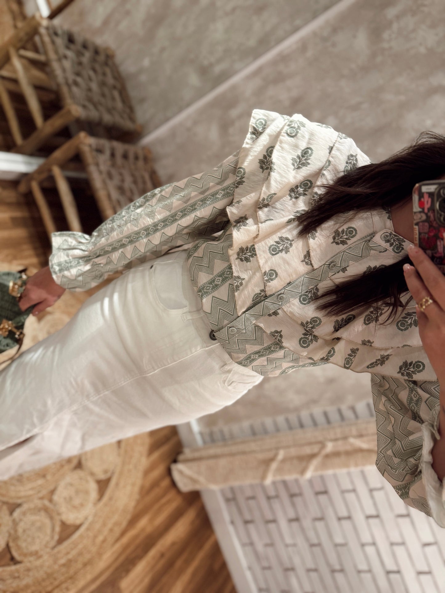 Camisa ligera con estampado floral étnico y detalle de volante ancho en el pecho y los hombros.