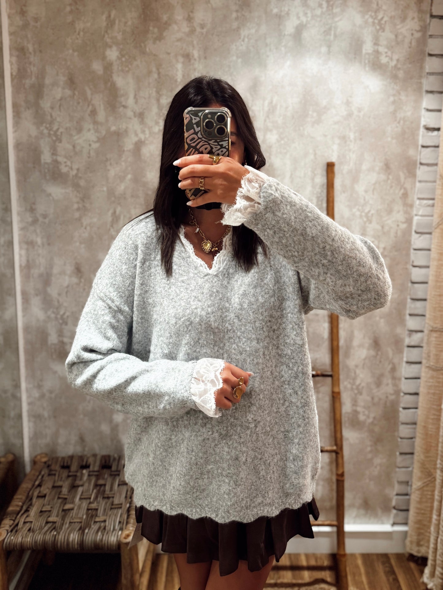 Camisola de malha macia, com detalhe de renda