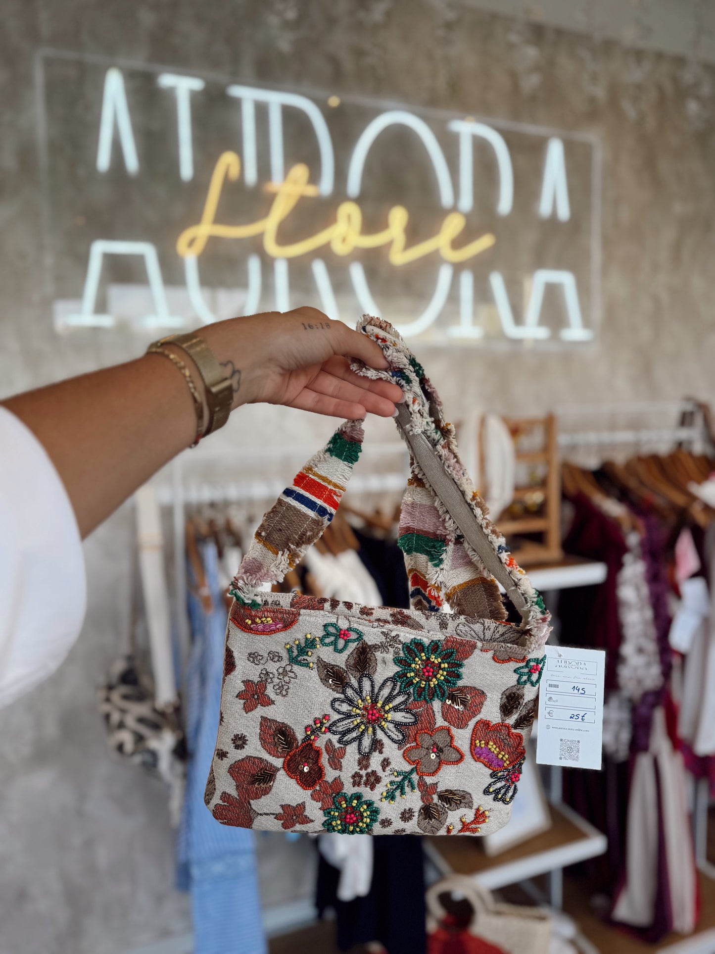 Mala em tecido bordado com alça larga colorida