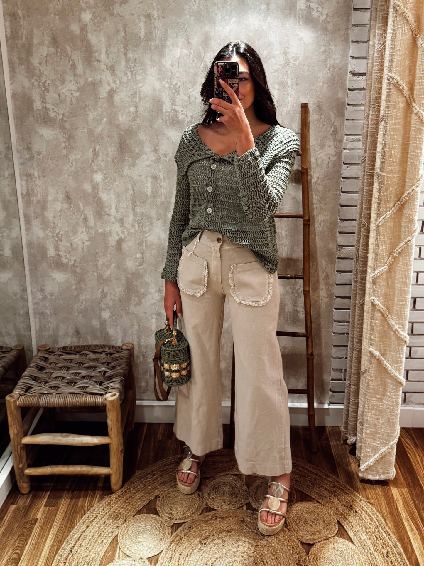 Pantalones con detalle bordado en los bolsillos.