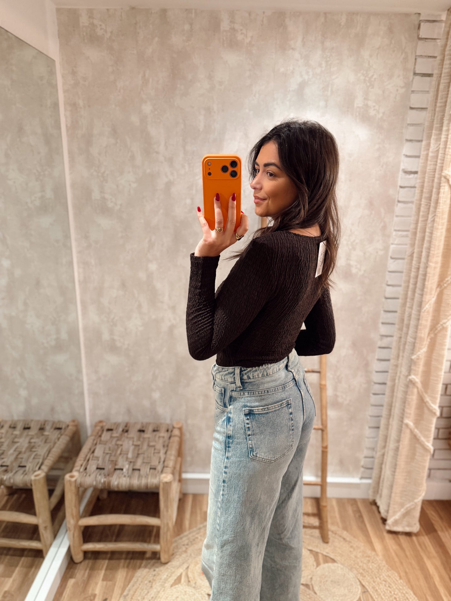 Body com Relevo no Tecido e Detalhes Metálicos Dourados